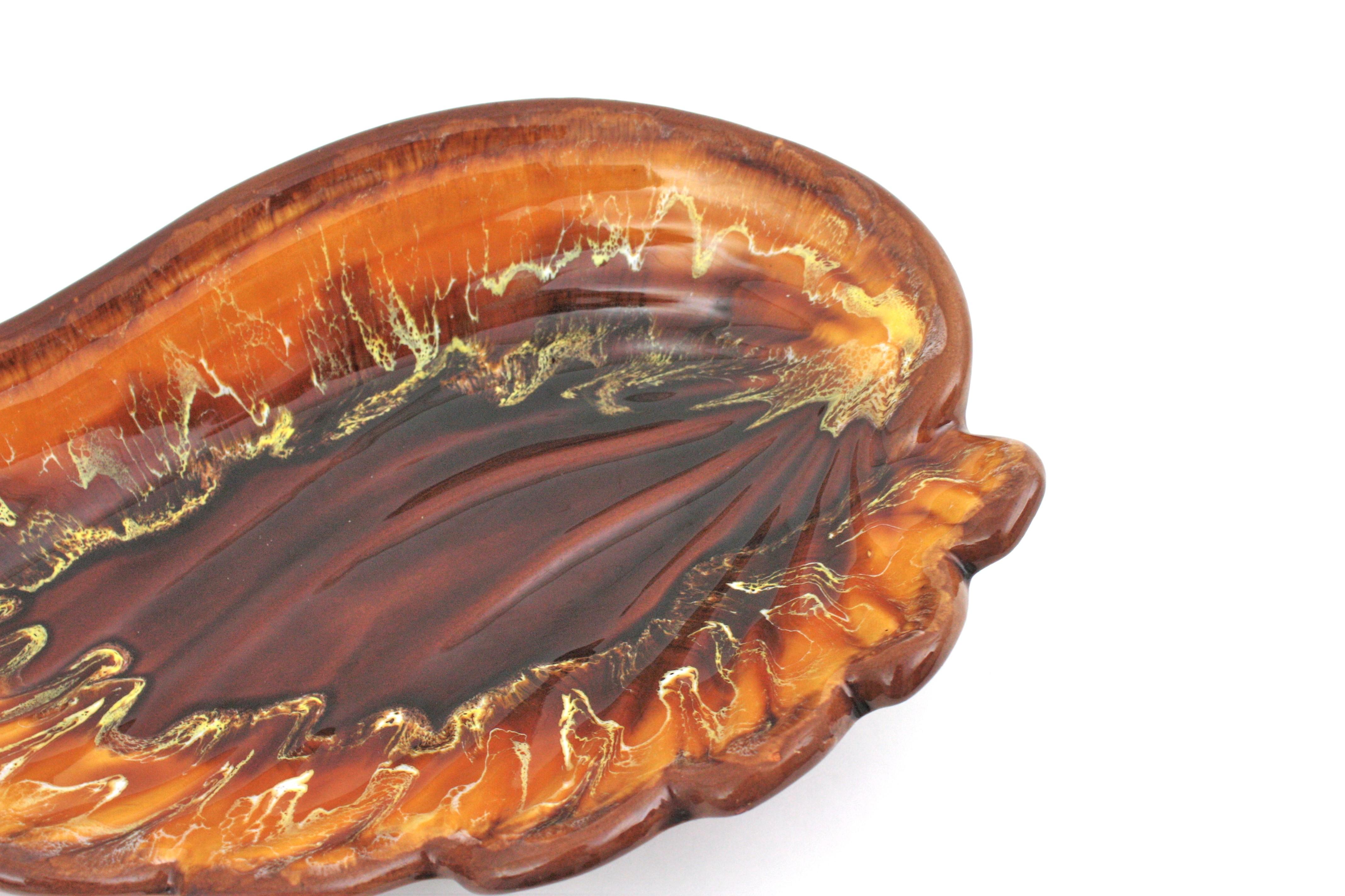 Vallauris AM Extra Large Maiolica Ceramic Scalloped Leaf Platter / Centrotavola In condizioni buone in vendita a Barcelona, ES