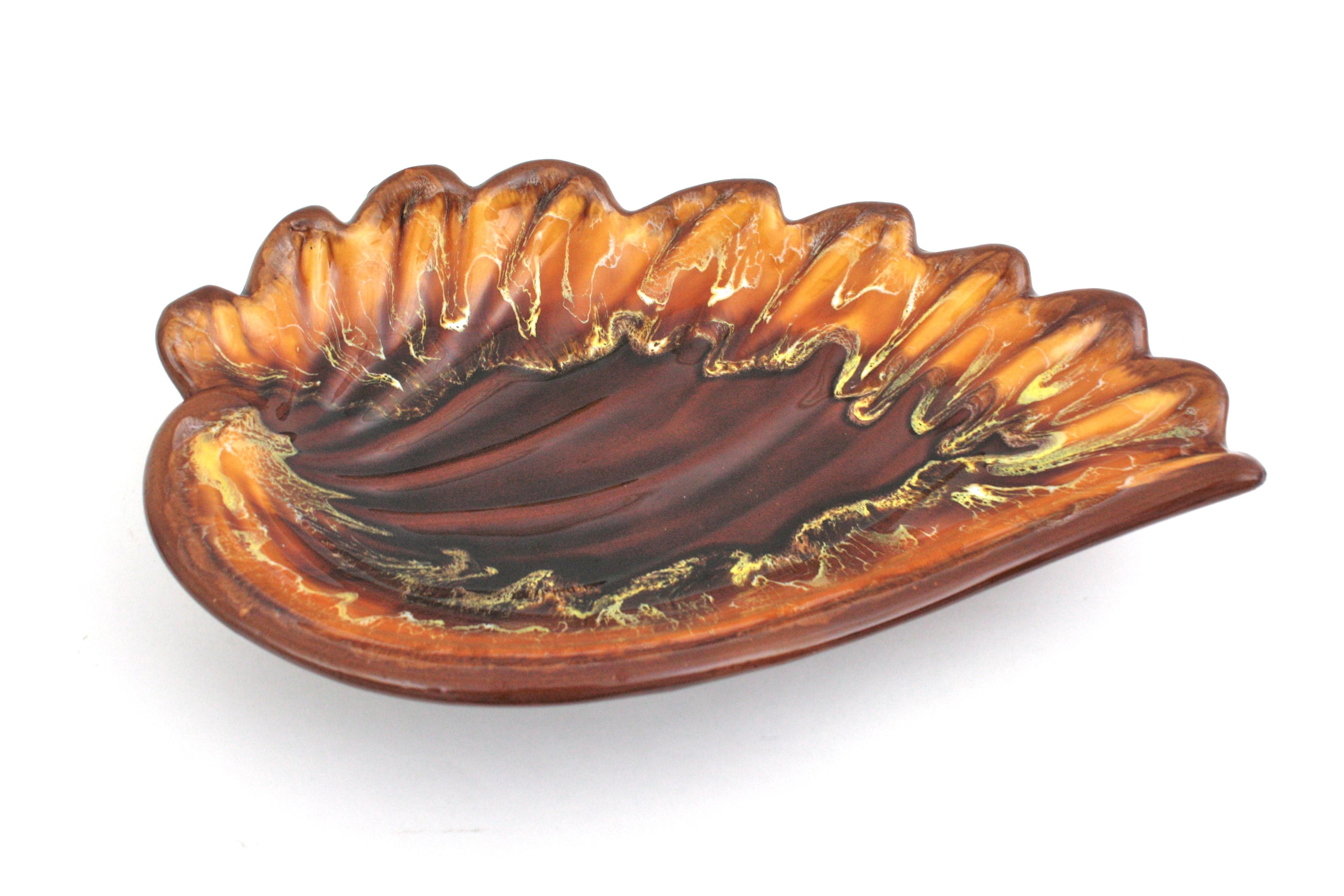 XX secolo Vallauris AM Extra Large Maiolica Ceramic Scalloped Leaf Platter / Centrotavola in vendita