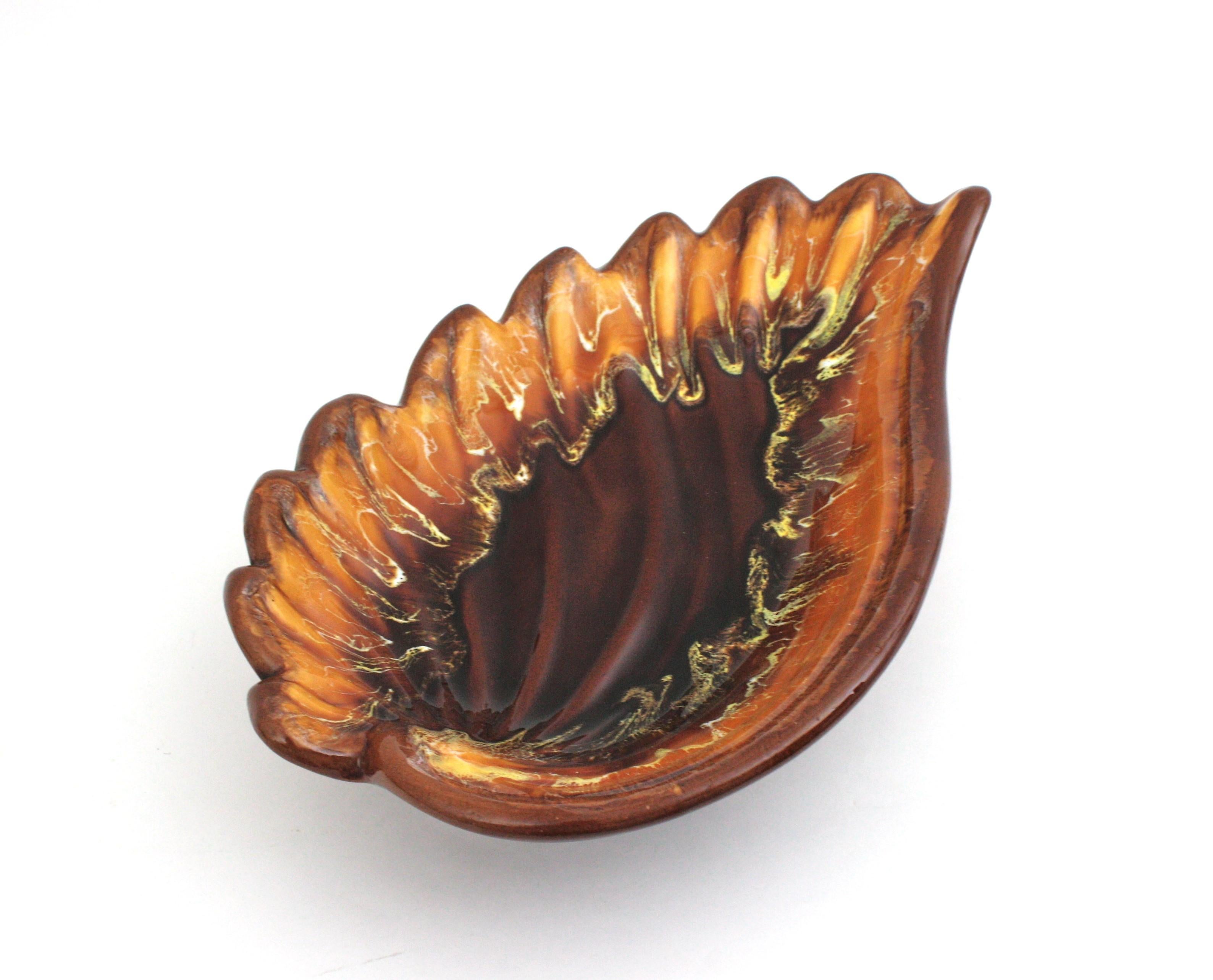 Ceramica Vallauris AM Extra Large Maiolica Ceramic Scalloped Leaf Platter / Centrotavola in vendita