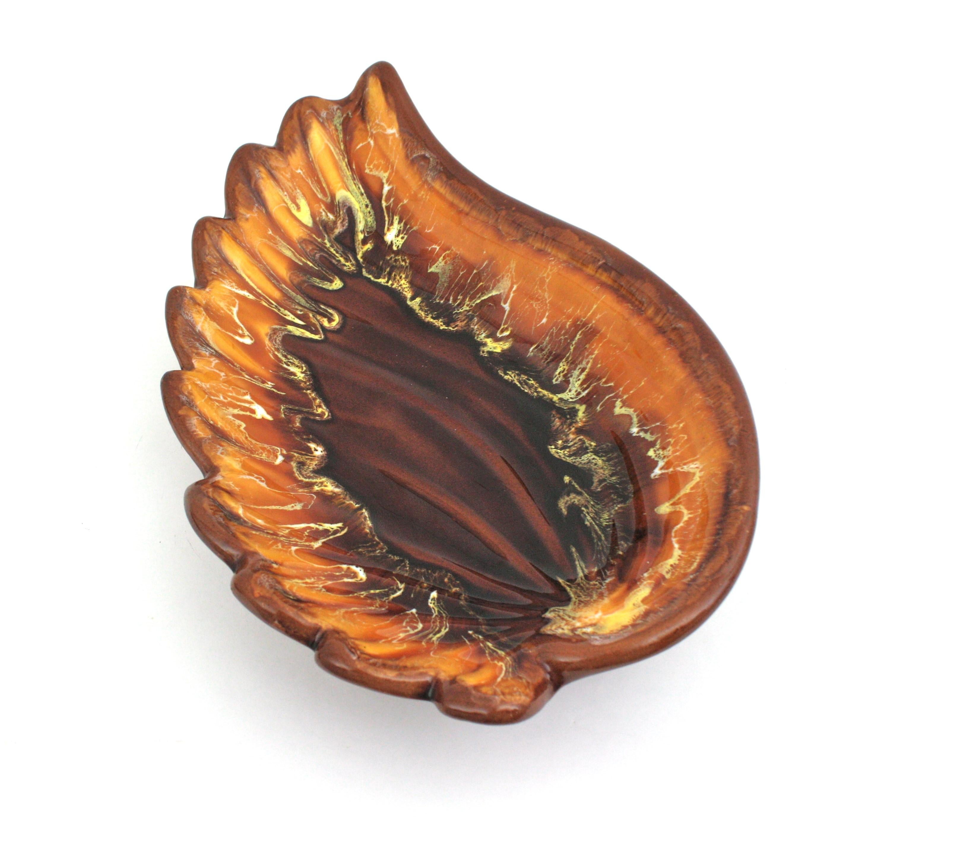 Vallauris AM Extra Large Maiolica Ceramic Scalloped Leaf Platter / Centrotavola in vendita 1