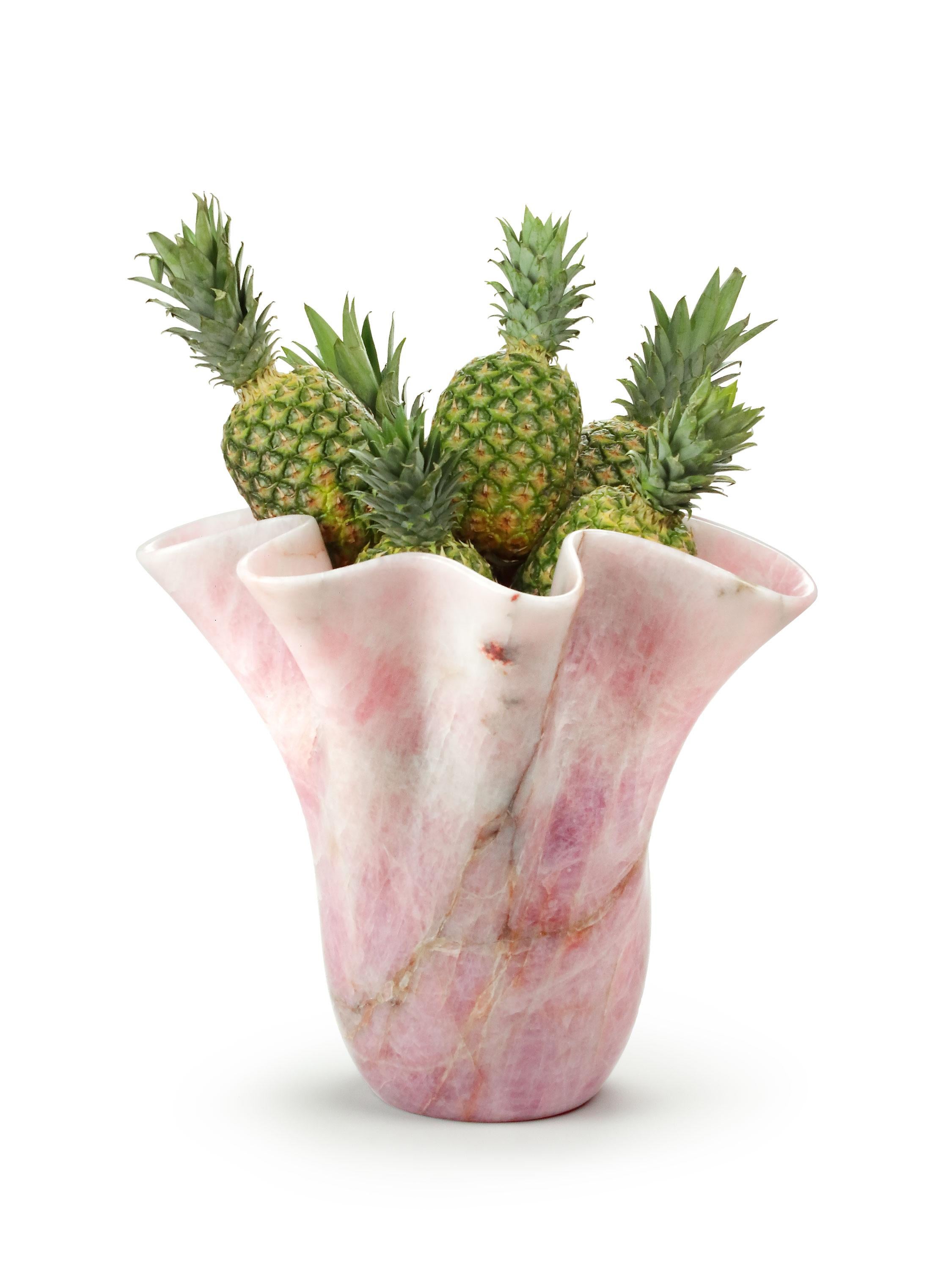 Bedeutende skulpturale Vase, von Hand aus einem massiven Block aus seltenem Rosenquarz geschnitzt.

Abmessungen der Vase: T 57 x H 50 cm, erhältlich in verschiedenen Quarzit-, Onyx- und Marmorsorten.

Limitierte Auflage von 35 Stück.

Jede Vase ist