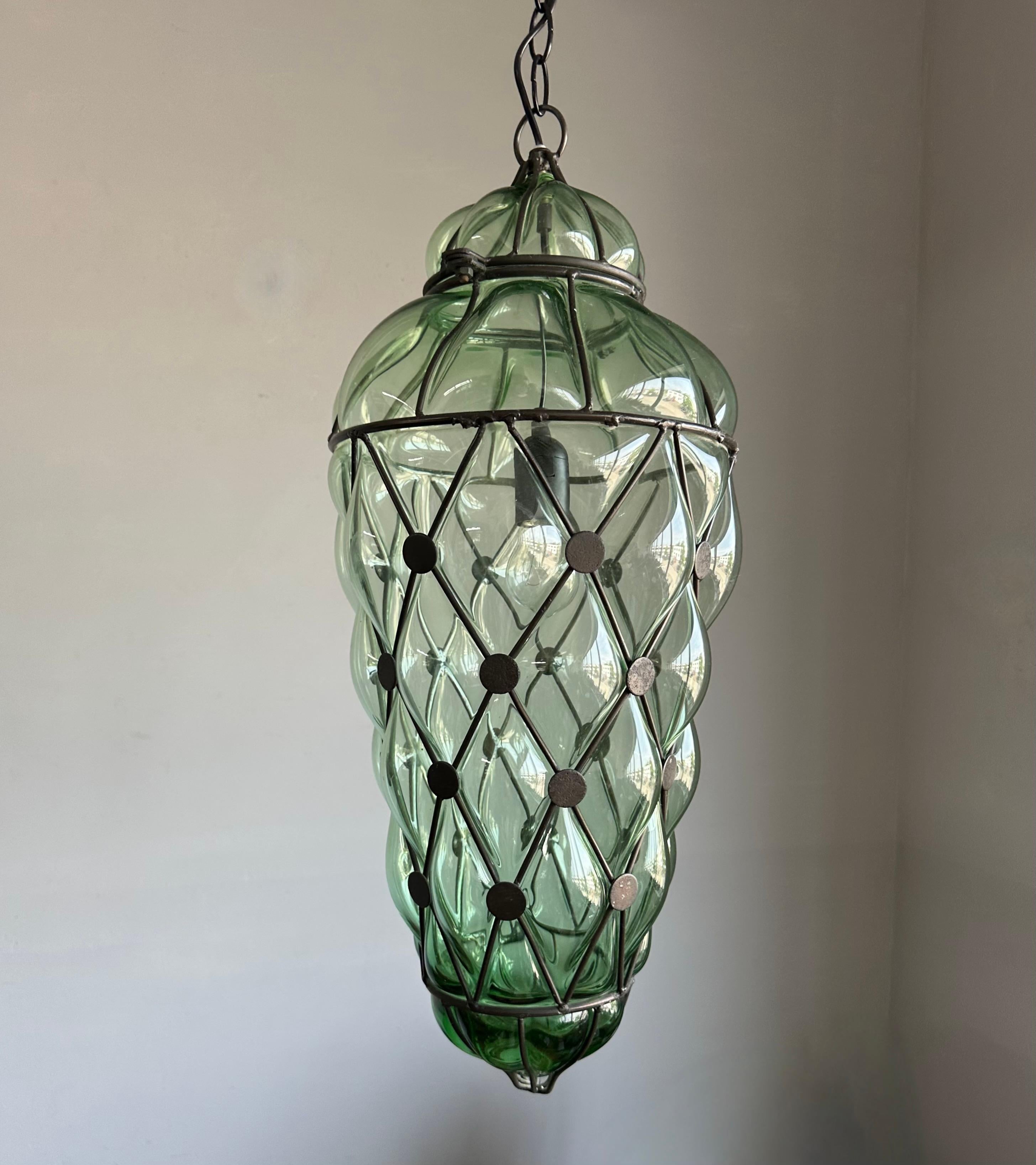 Bellissima lampada di dimensioni extra large con vetro soffiato a bocca e struttura in ferro lavorata a mano. 

Se stai cercando un oggetto raro ed elegante per abbellire la tua casa, questo esemplare in vetro trasparente lavorato a mano potrebbe