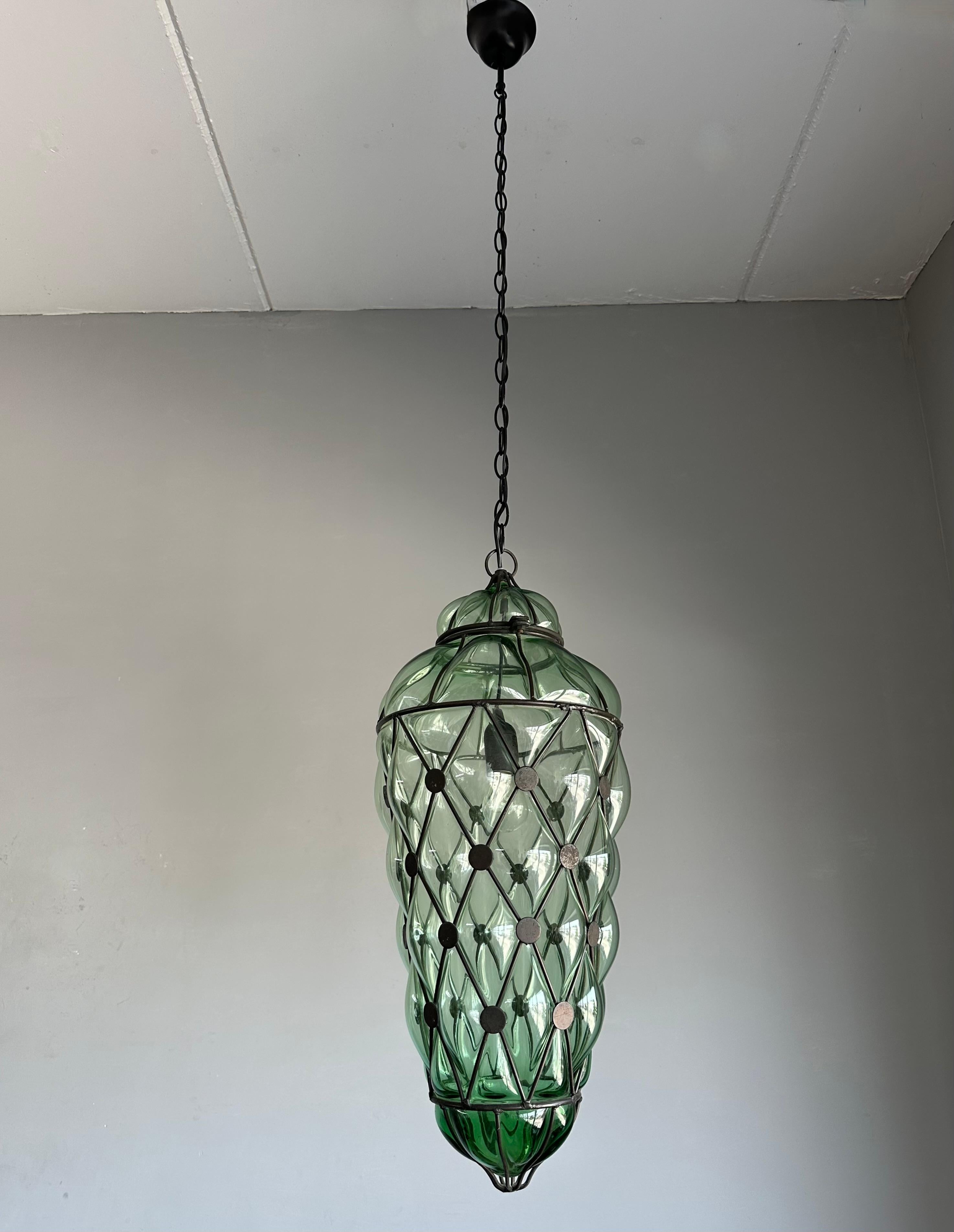 Arts and Crafts Lampada a sospensione extra large in vetro soffiato a bocca in stile veneziano con struttura in metallo in vendita