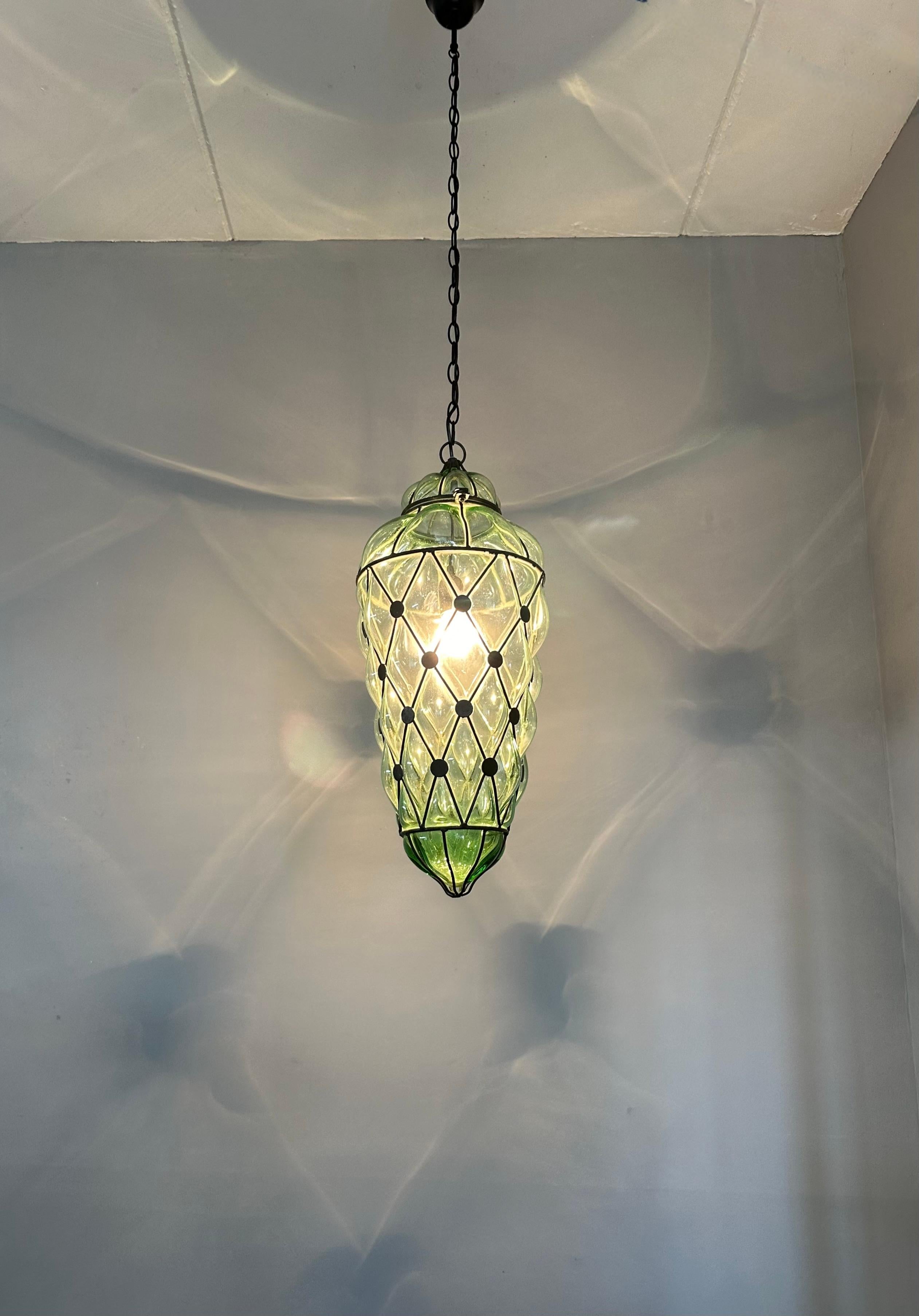 Italiano Lampada a sospensione extra large in vetro soffiato a bocca in stile veneziano con struttura in metallo in vendita