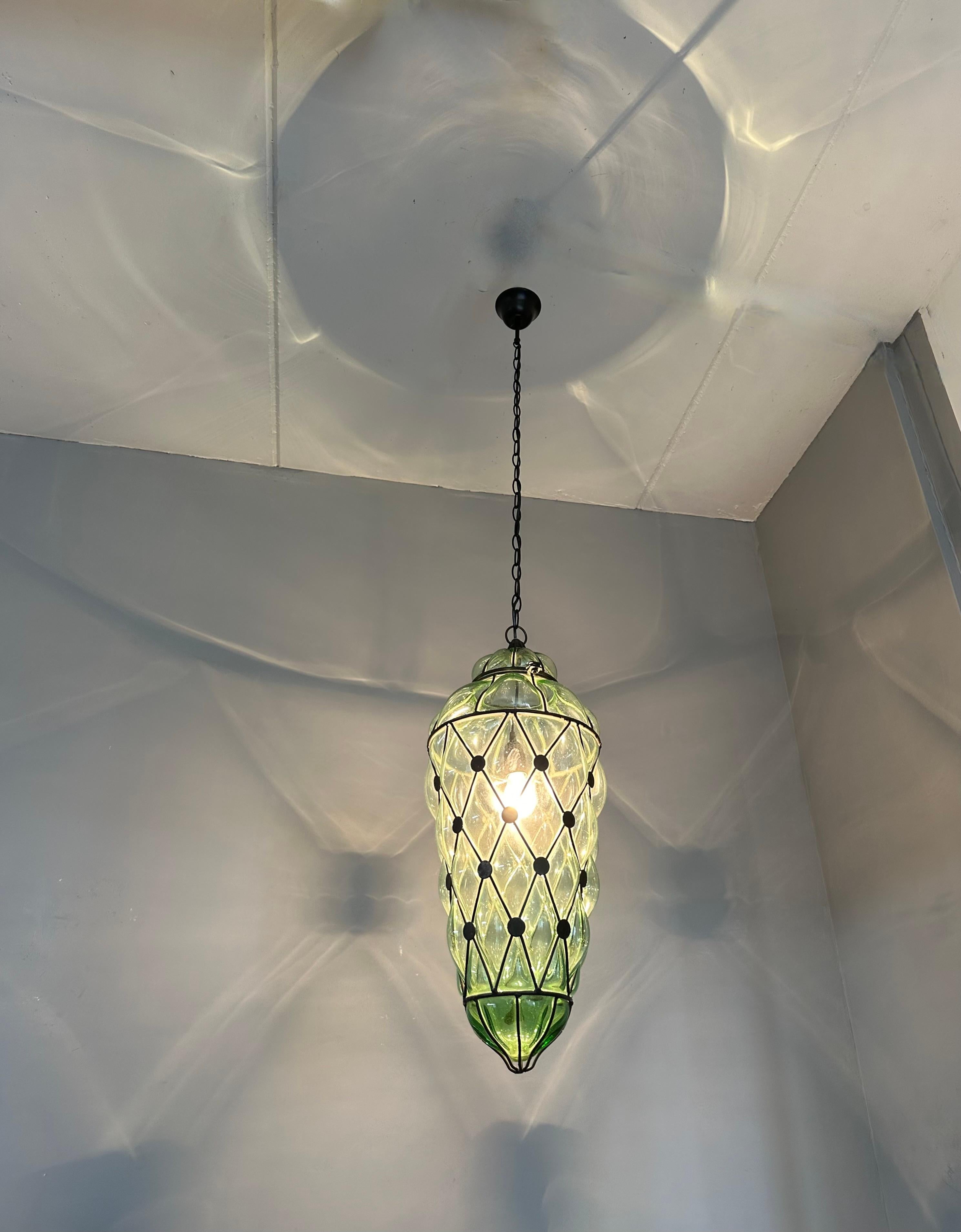 XX secolo Lampada a sospensione extra large in vetro soffiato a bocca in stile veneziano con struttura in metallo in vendita