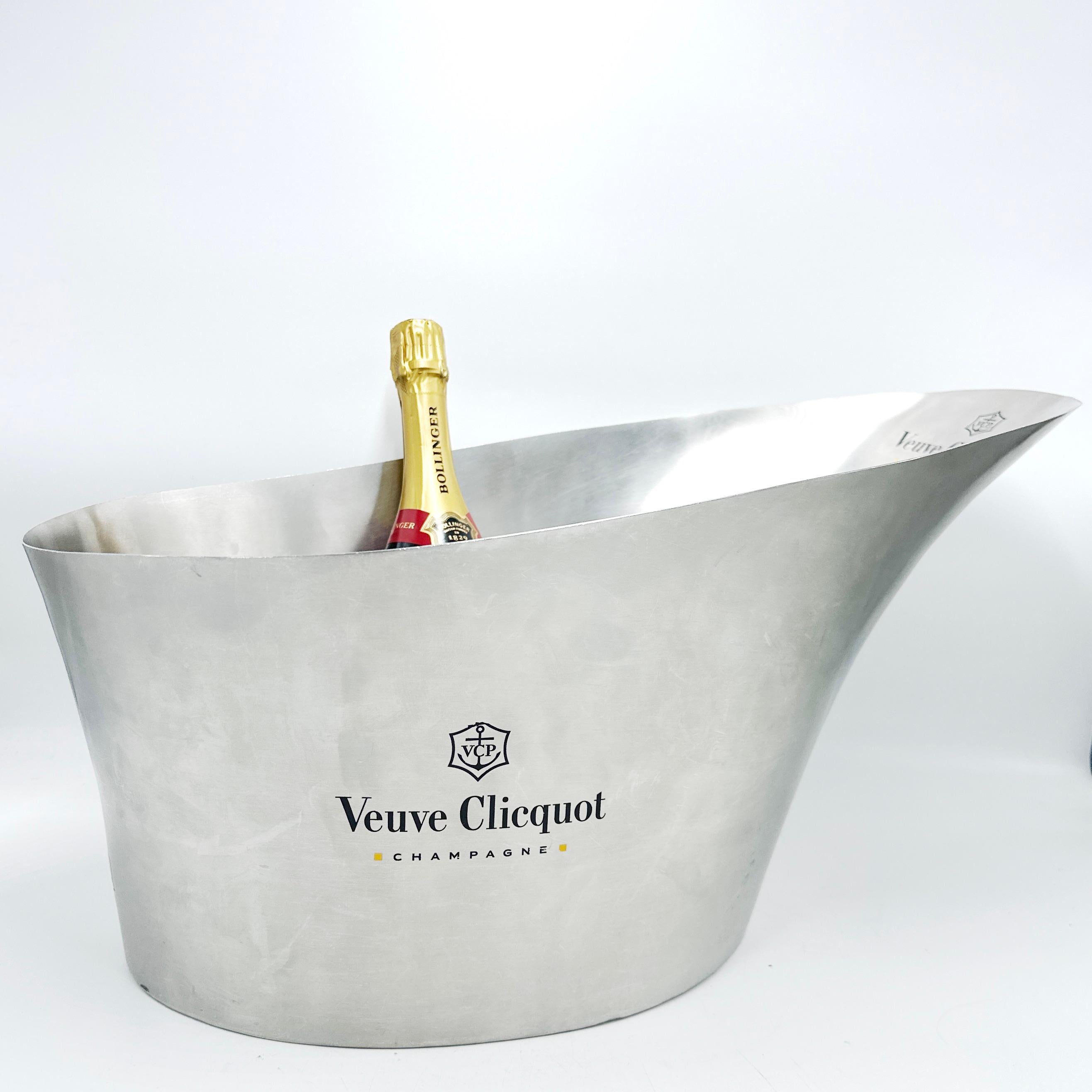 Ein extra großer VEUVE CLICQUOT Champagner-Eimer aus gebürstetem Metall. Dieser sehr große Champagnerkübel für Veuve Clicquot ist die ideale Größe für Ihre nächste Party! Passt für bis zu 6 Champagnerflaschen normaler Größe. 

Die gebürstete