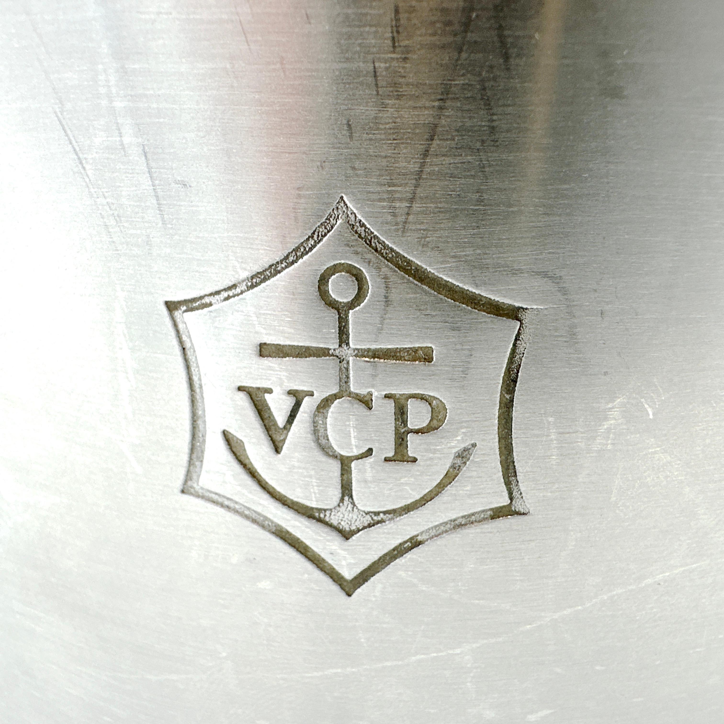 Extra großer Champagnerkübel aus gebürstetem Metall von VEUVE CLICQUOT im Zustand „Gut“ in Victoria, BC