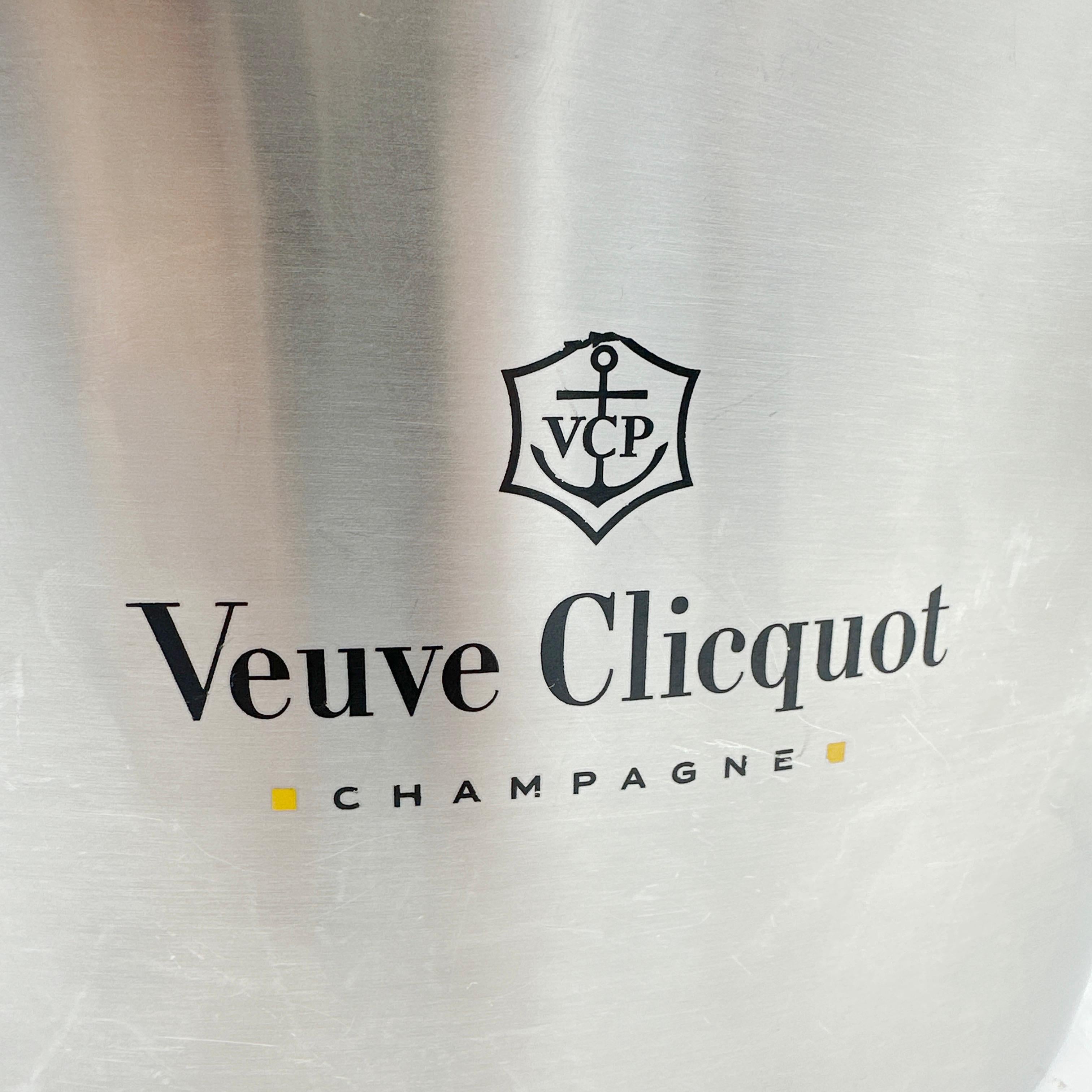 Extra großer Champagnerkübel aus gebürstetem Metall von VEUVE CLICQUOT (21. Jahrhundert und zeitgenössisch)