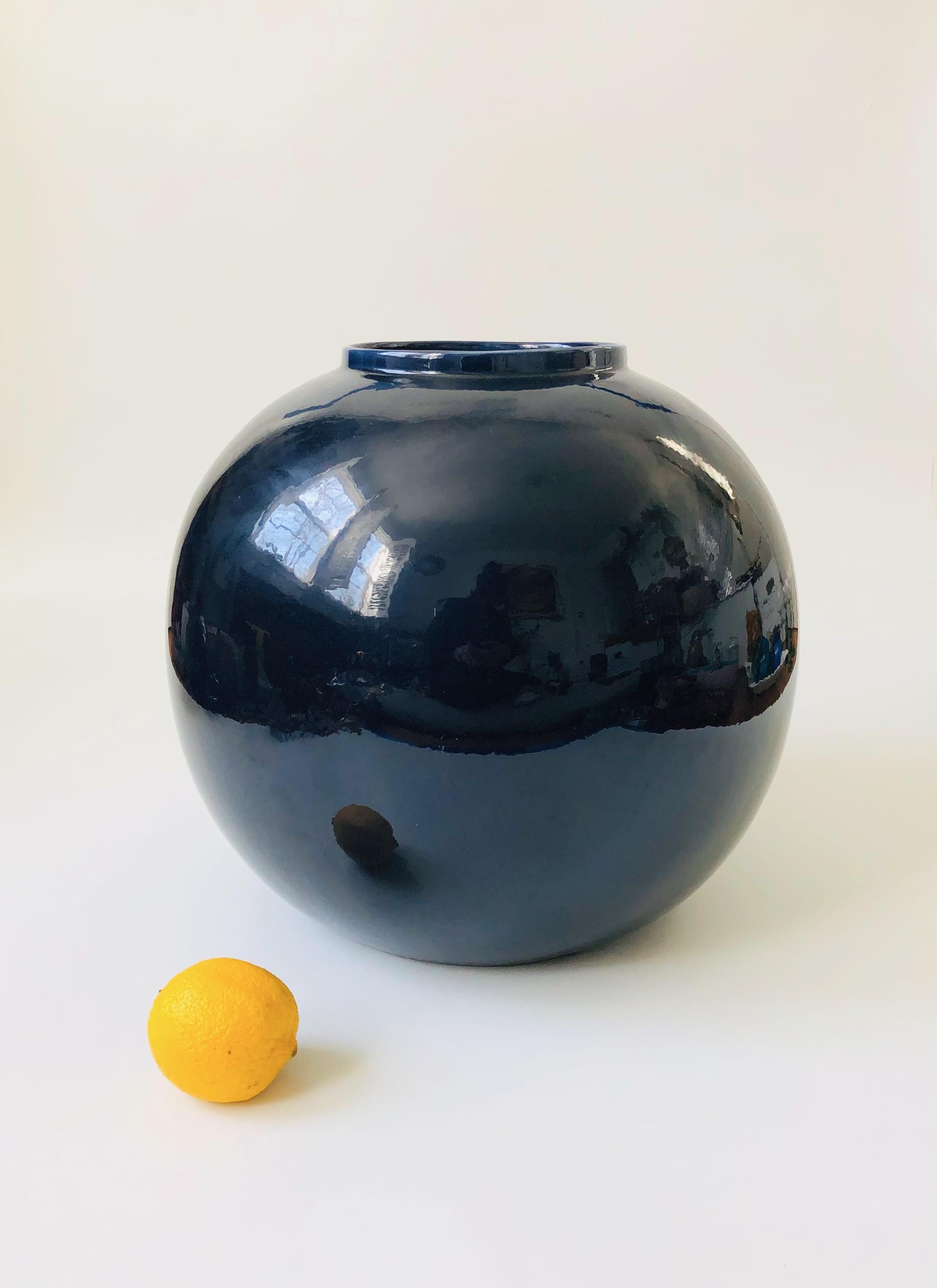 Un très grand vase sphérique en céramique vintage des années 80. Finition bleu foncé très brillante dans une forme simple et moderne. Marquée sur la base par Jaru et datée de 1981. Peut être utilisé comme vase de sol.
 