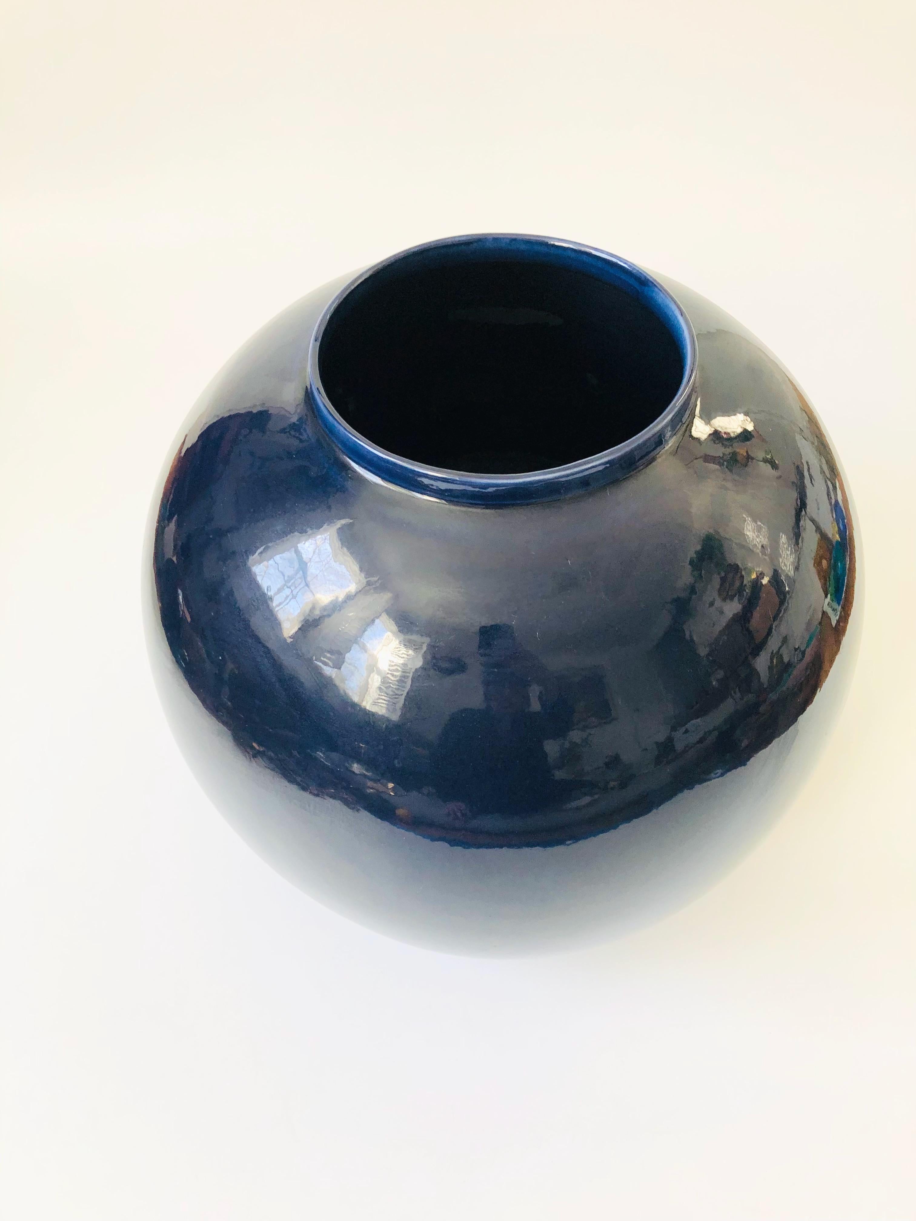 Postmoderne Extra large vase sphérique bleu moderne des années 80 par Jaru / Vase de sol en vente