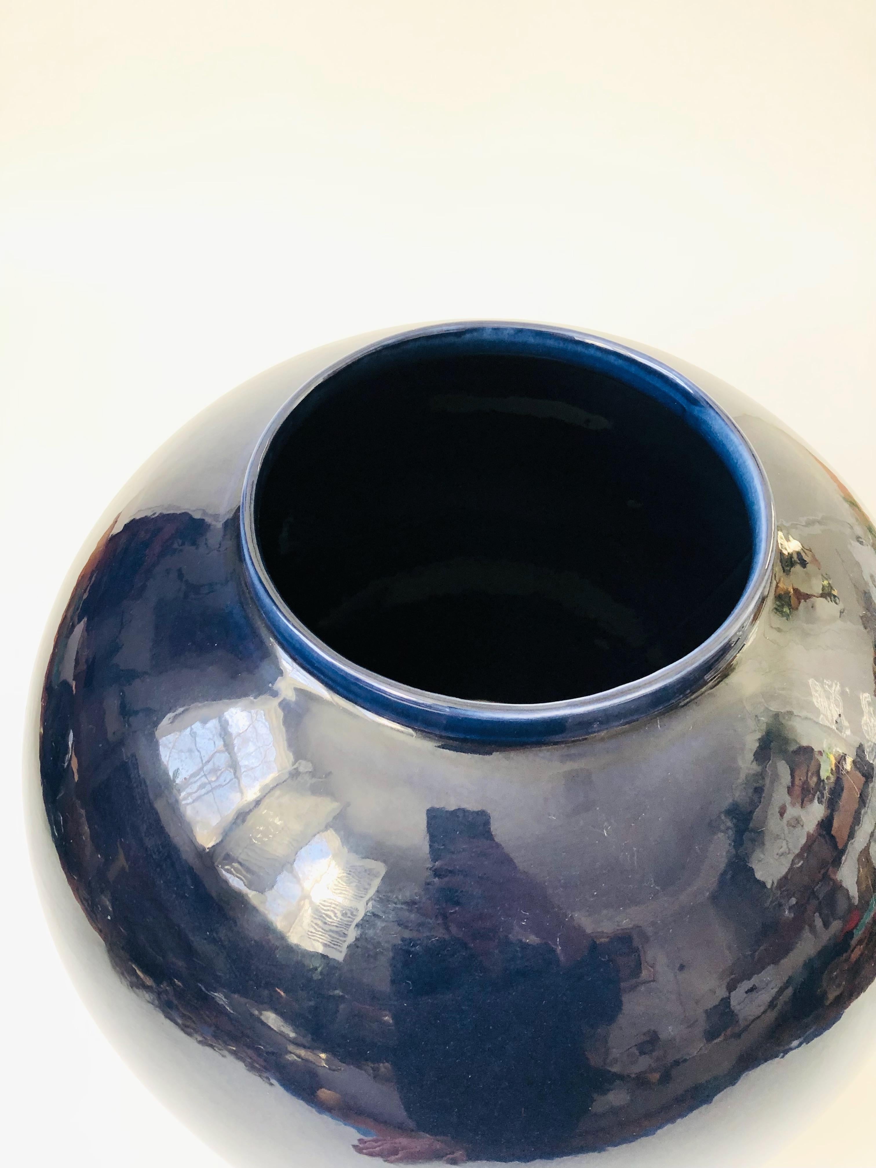 Fin du 20e siècle Extra large vase sphérique bleu moderne des années 80 par Jaru / Vase de sol en vente