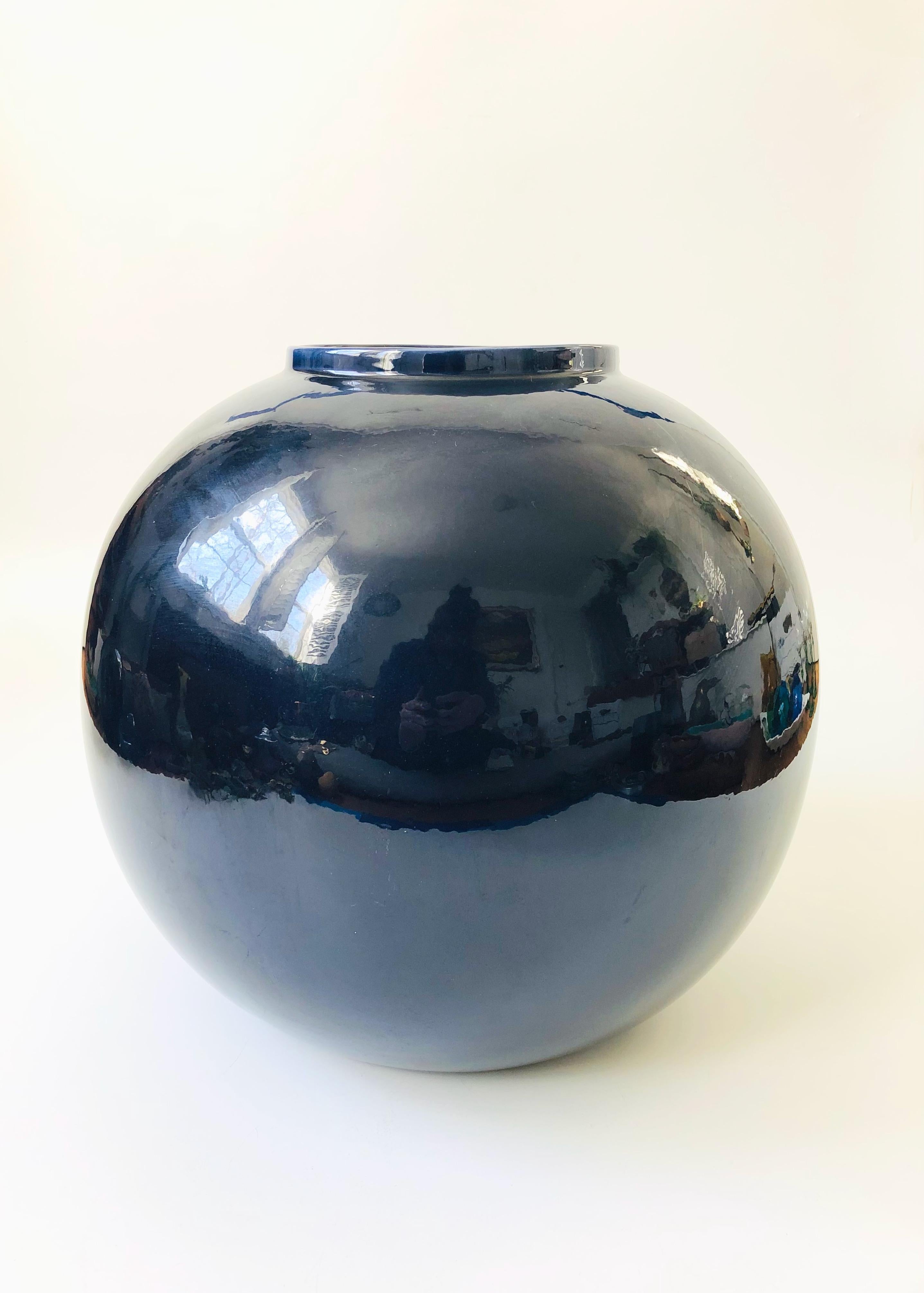 Extra large vase sphérique bleu moderne des années 80 par Jaru / Vase de sol en vente 1