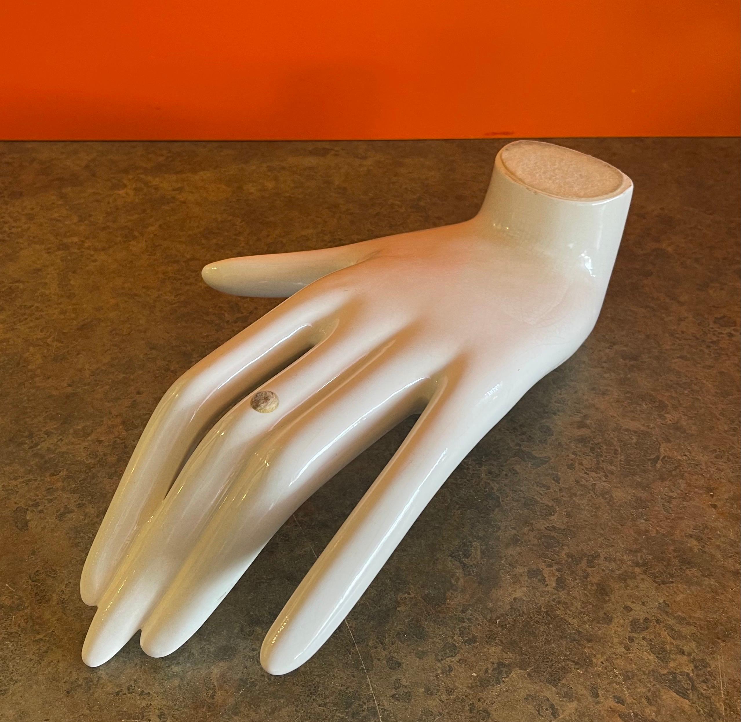 Extra große Vintage-Keramik-Skulptur einer ruhenden Hand im Angebot 5