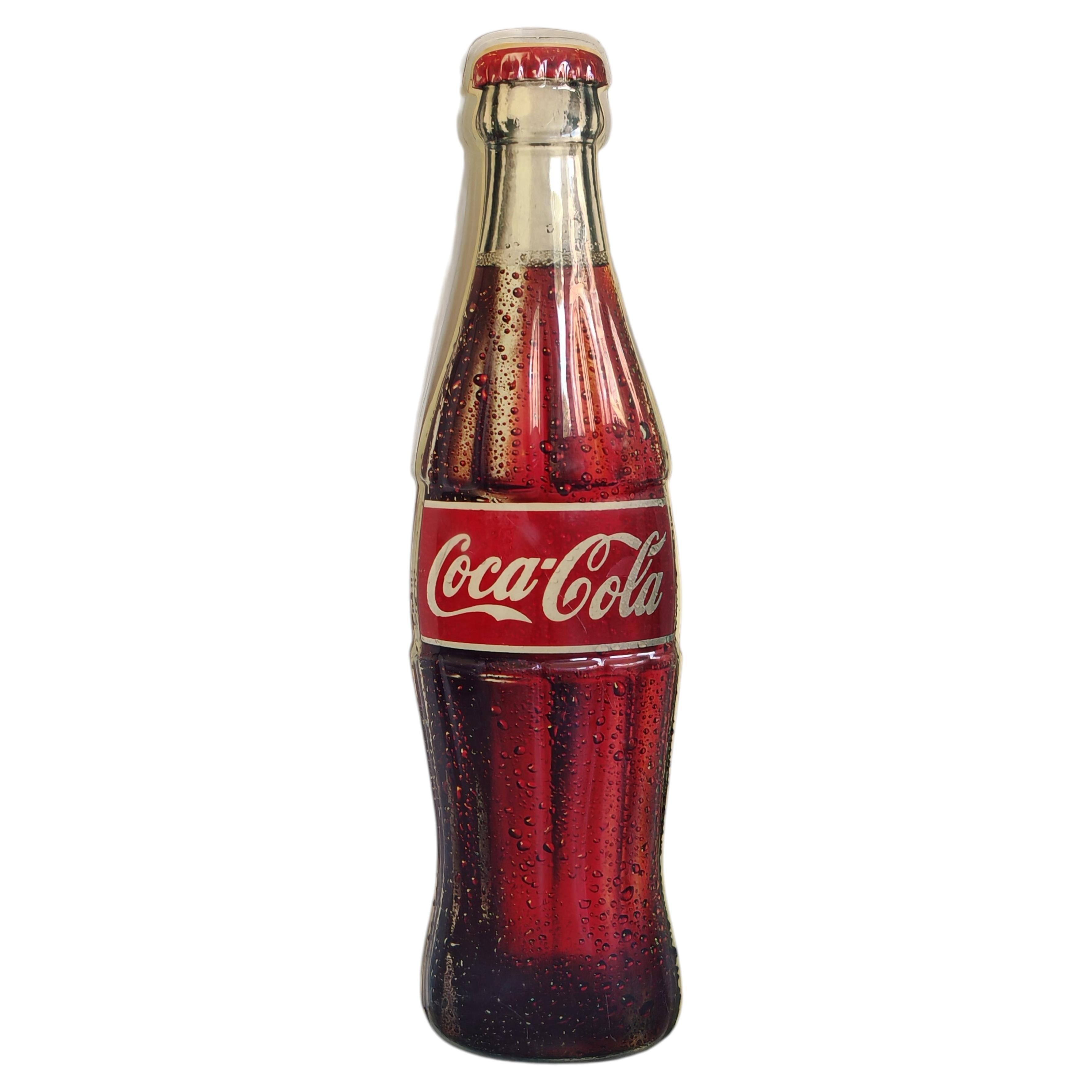 Cartel publicitario extragrande con una botella vintage de Coca-Cola de contorno curvo, EE. UU., década de los 80