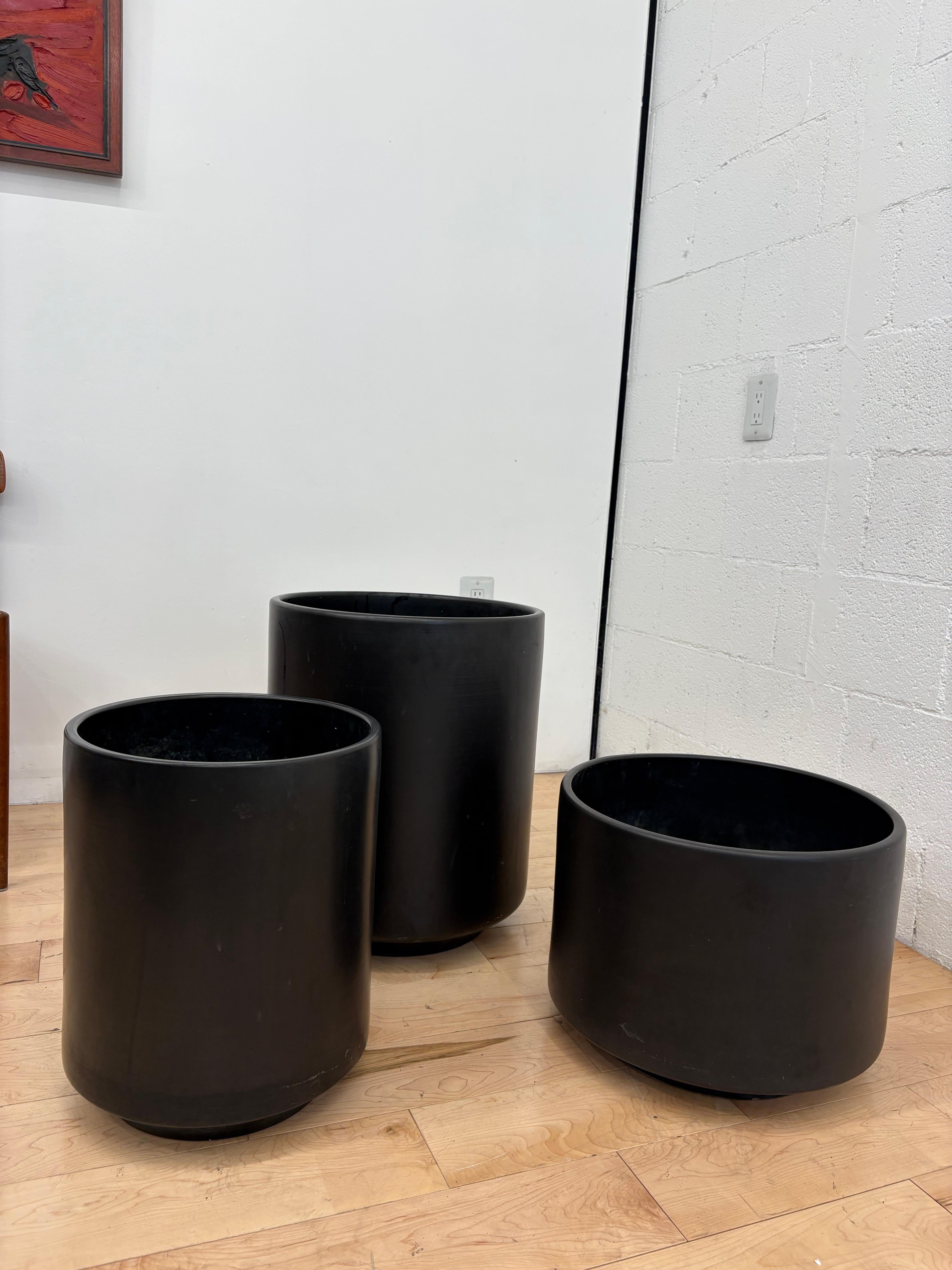 Extra große Vintage Gainey Pflanzgefäße Satin Black Glaze (Mitte des 20. Jahrhunderts) im Angebot