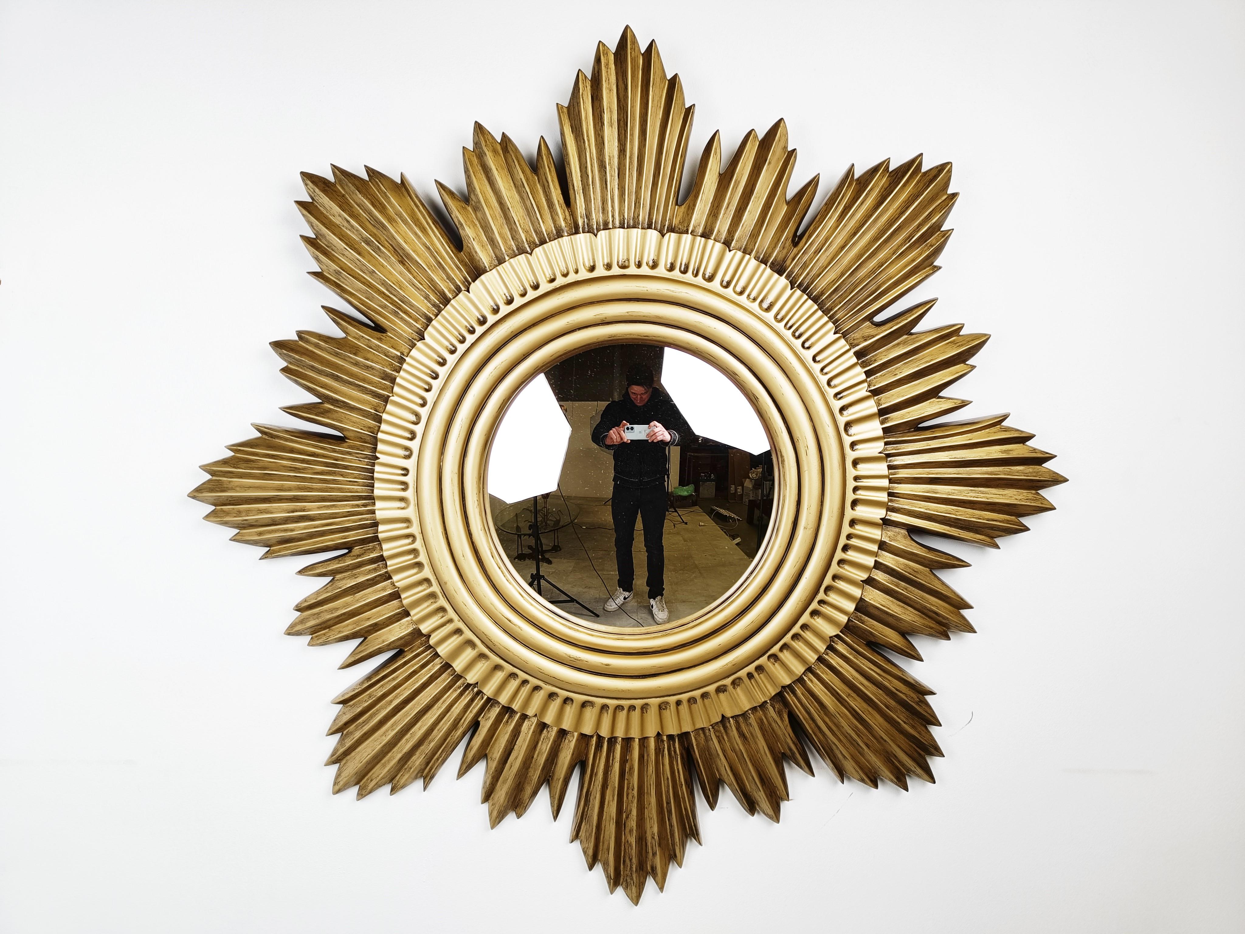 Extra large gilded resin sunburst mirror with convex mirror glass.

Spectacular size, 120cm!!

Good condition.

1960s - made in Belgium.

Dimensions:
Diameter: 120cm/47.24