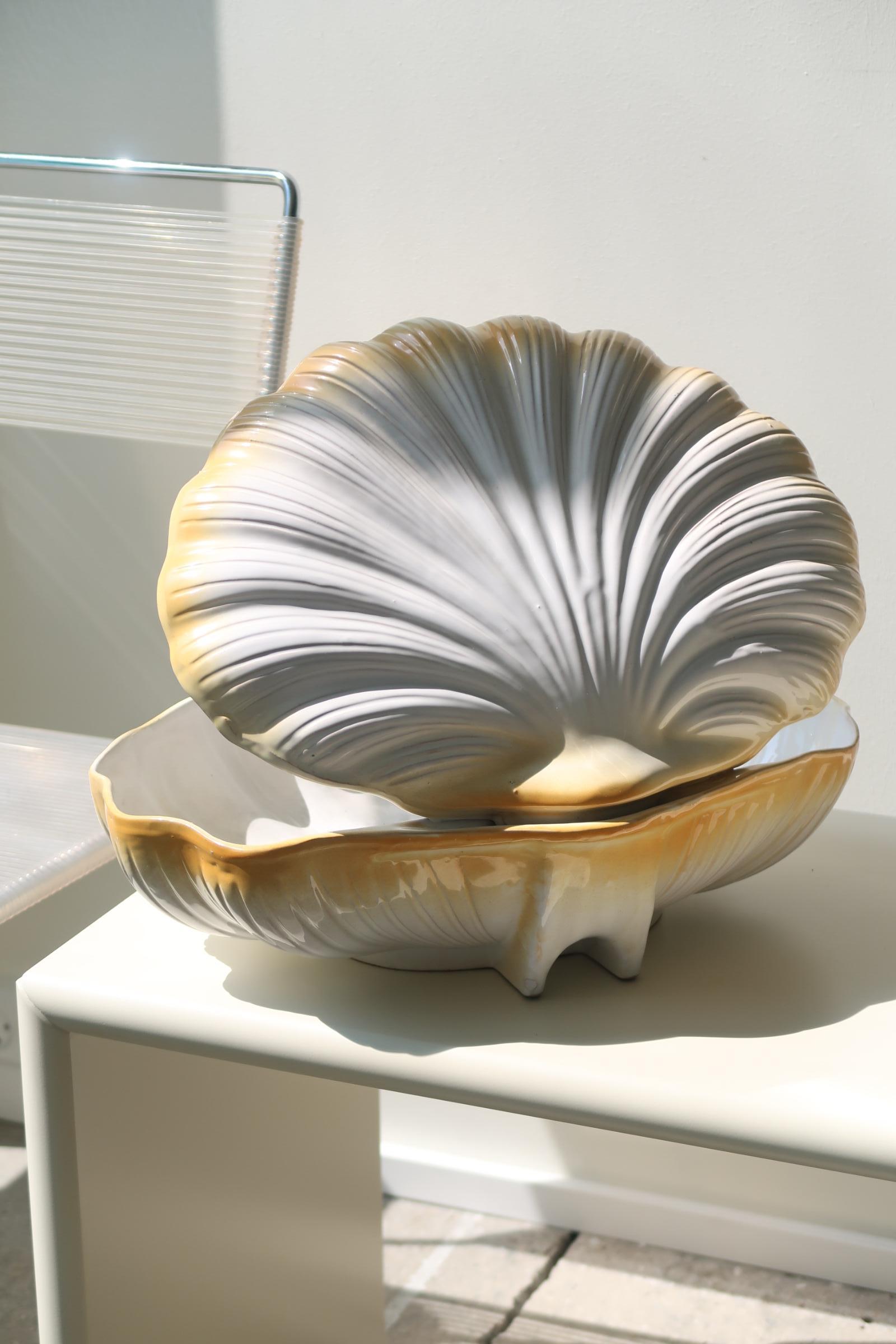 Vintage Italian clam sculpture / bowl in an extraordinary large size. Made of ceramic with a surface in white and yellow glaze. Has patina and small signs of use. Handmade in Italy, 1970s. Measures : L:41 cm H:32 cm D:31 cm.