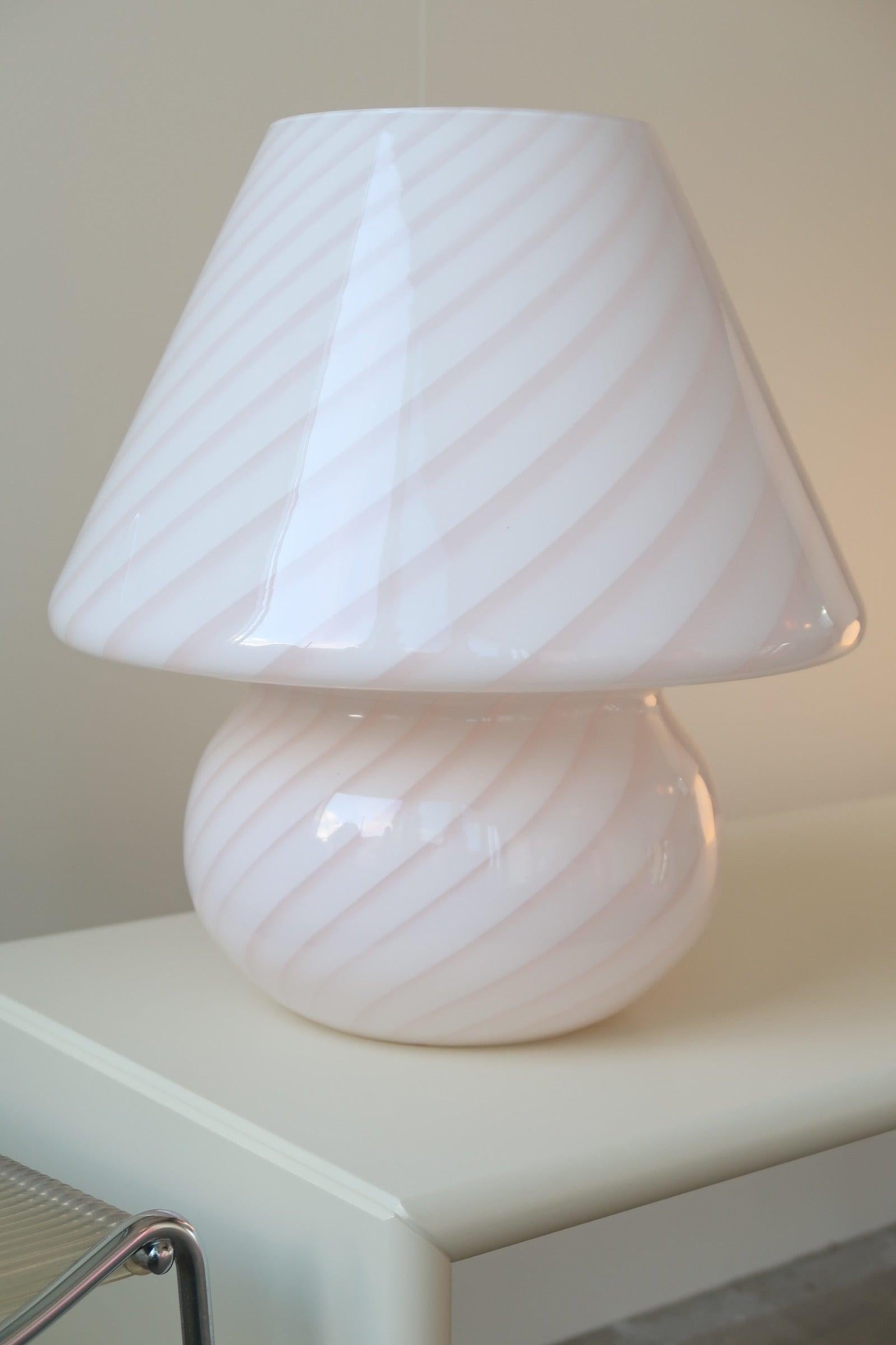 Large vintage Murano mushroom table lamp in a beautiful soft pink shade. Mouth-blown in one piece of glass with a swirl pattern. Handmade in Italy, 1970s. H: 40 cm