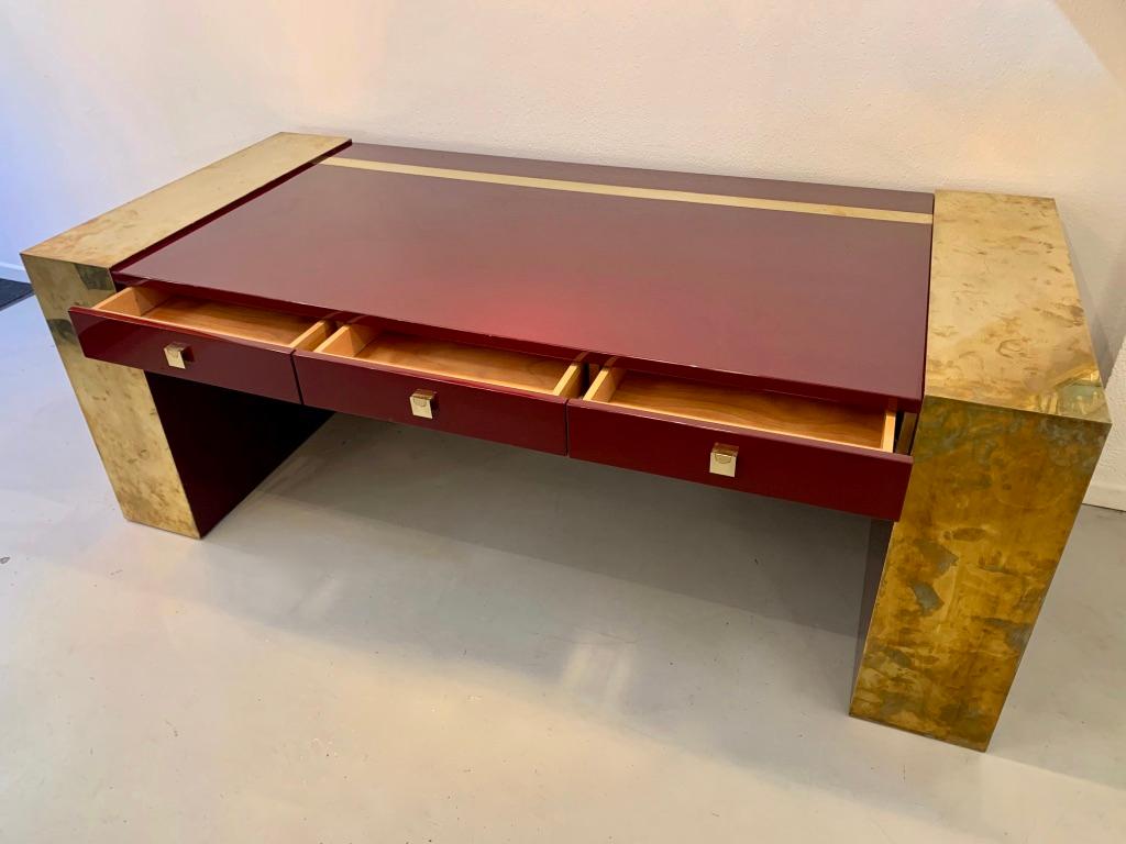 Extra large bureau vintage en bois laqué et laiton de Jean Claude Mahey, vers 1970 en vente 1