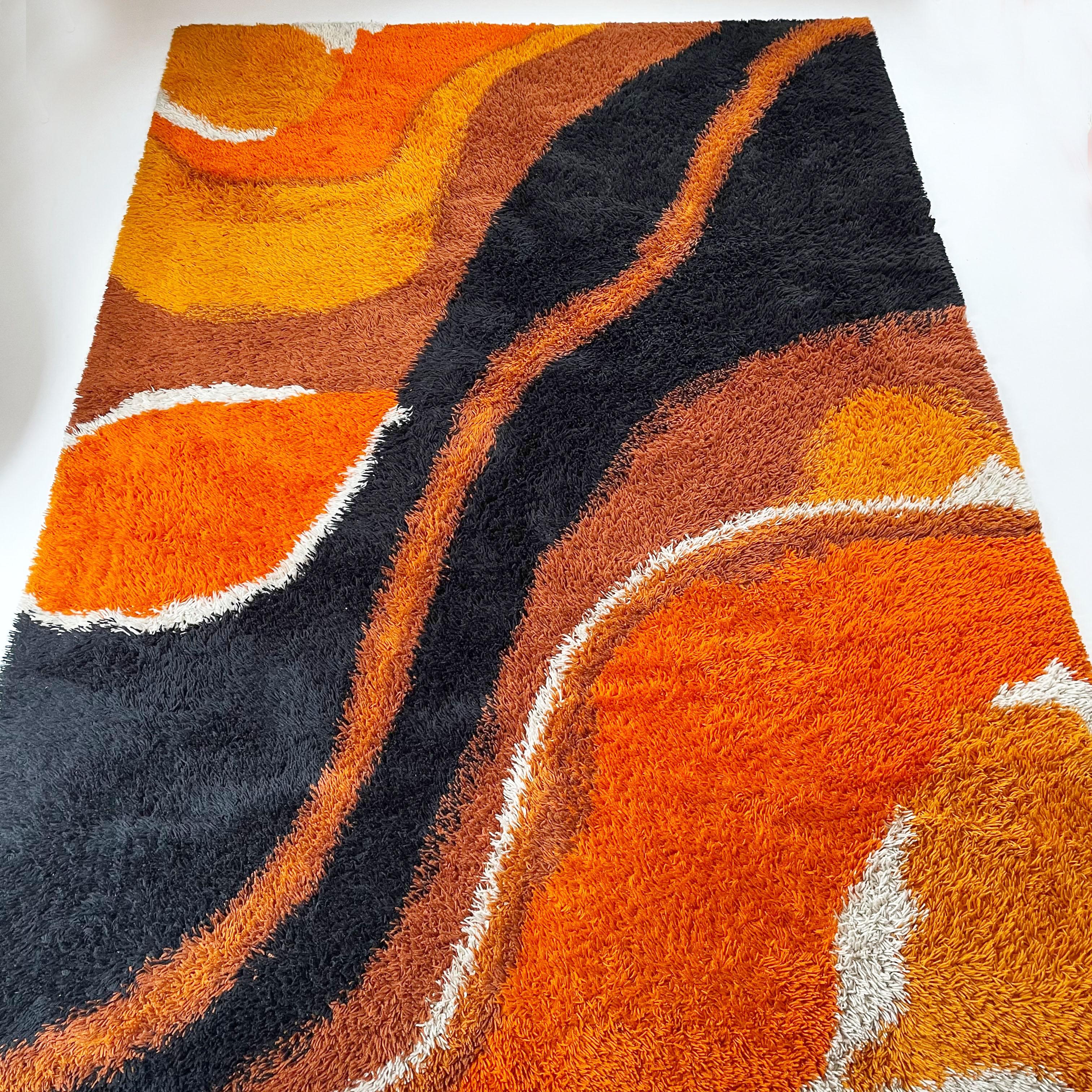 Extra Large Vintage Modernist Panton style High Pile Op Art Rug, Germany, 1970s In Good Condition In Kirchlengern, DE