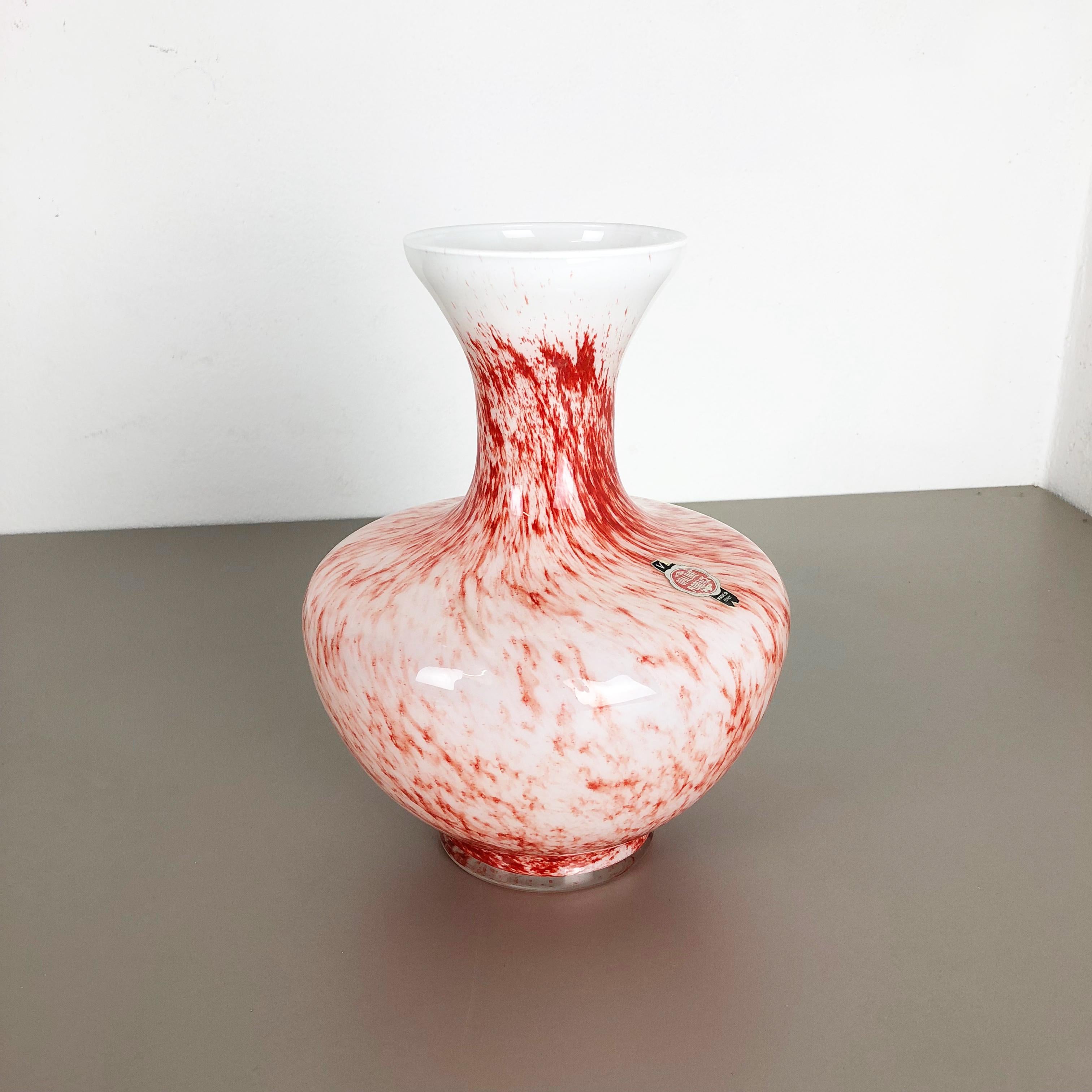 Article:

Pop Art vase


Producer:

Opaline, Florence


Decade:

1970s


Original vintage 1970s Pop Art hand blown vase made in Italy by Opaline Florence. Made of high quality Italian opal glass.
Lovely 1970s Pop Art coloration in white and red