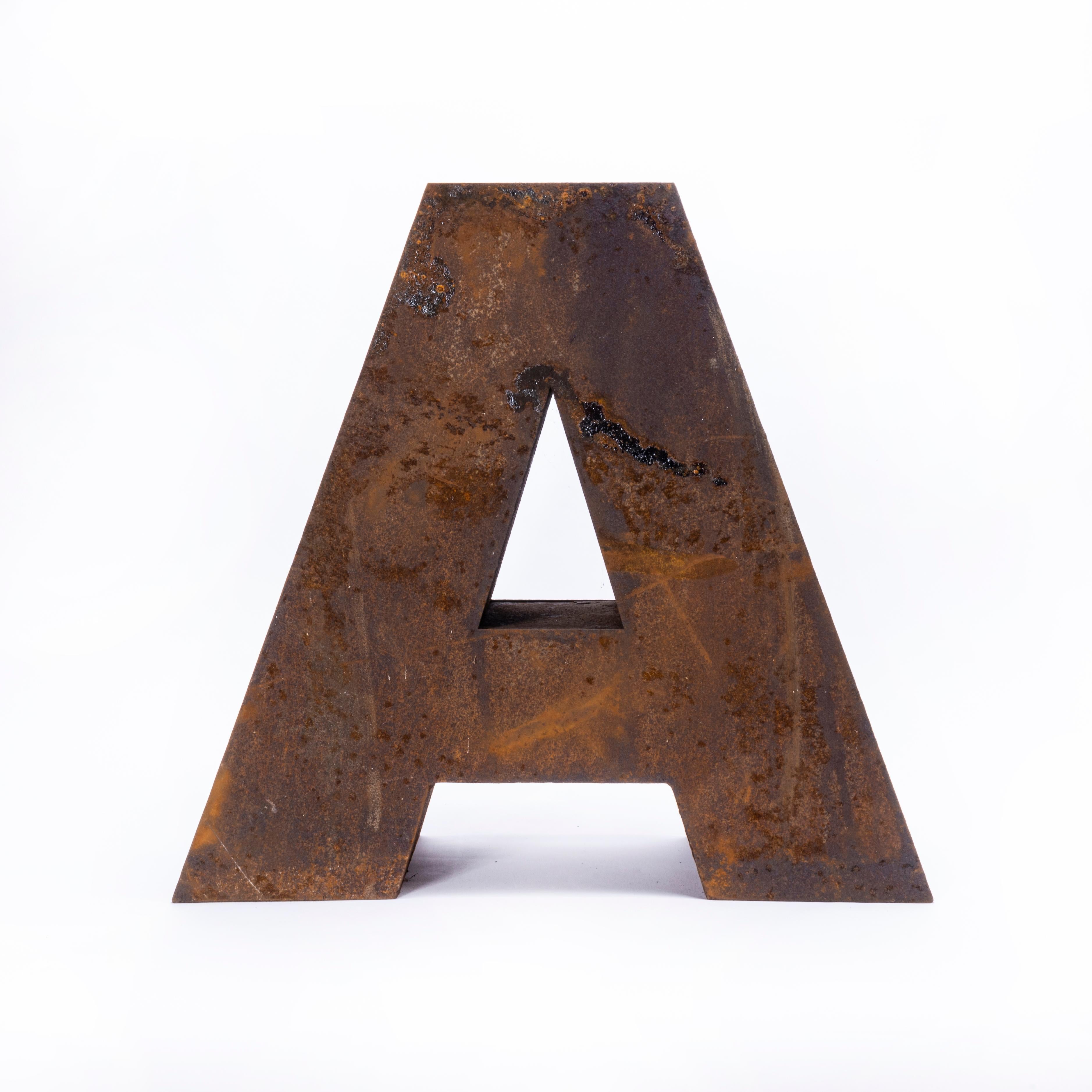 Vintage Extra Large Heavy Grade Signage Letter - A. 

Diese Buchstaben aus dickem Stahl stammen von einem großen, charaktervollen Außenschild. Auflistung für einen Brief wie fotografiert.

Workshop-Bericht:
Unser Werkstattteam prüft jedes Produkt