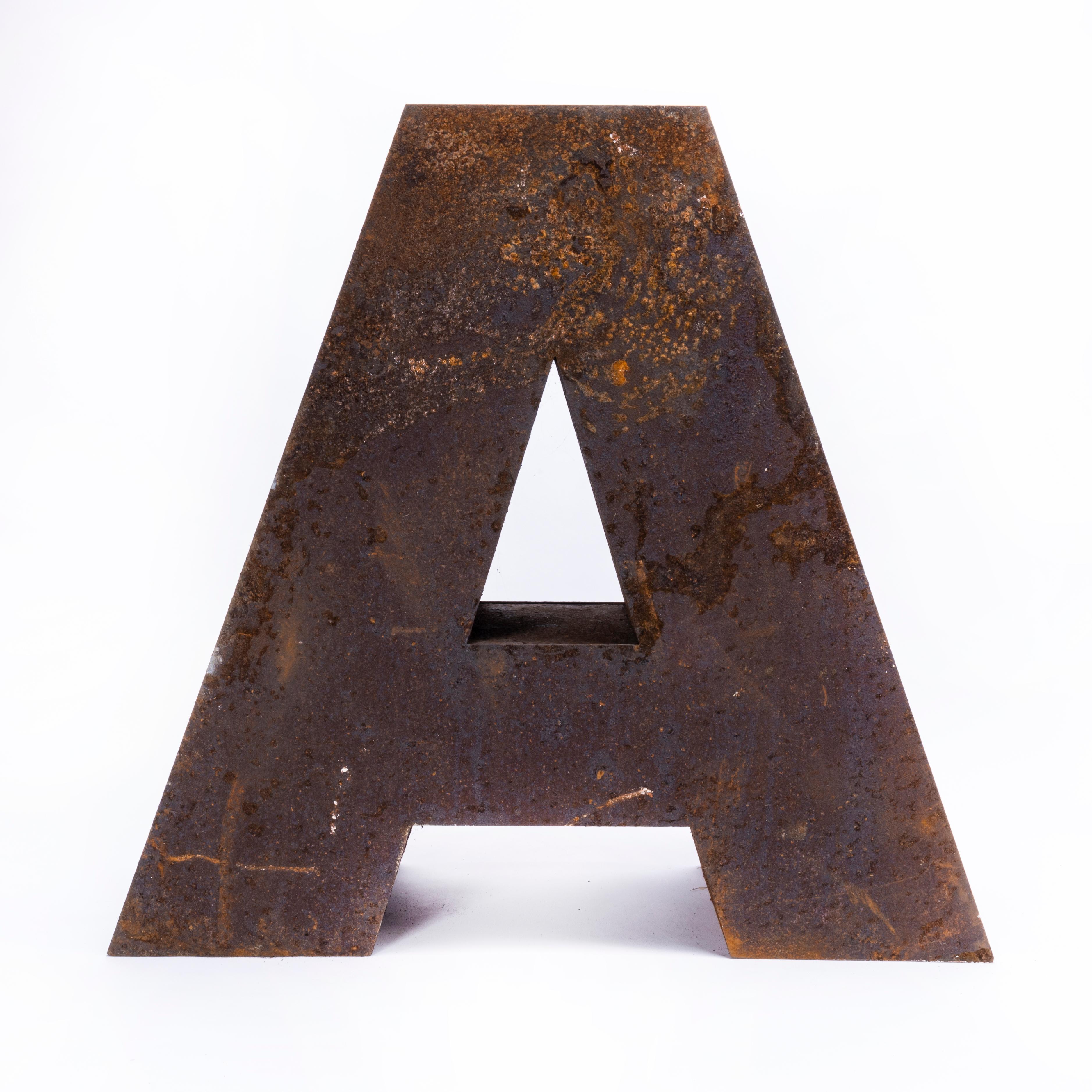 Extragroßer signierter Vintage-Schriftzug „A“ im Zustand „Hervorragend“ im Angebot in Hook, Hampshire