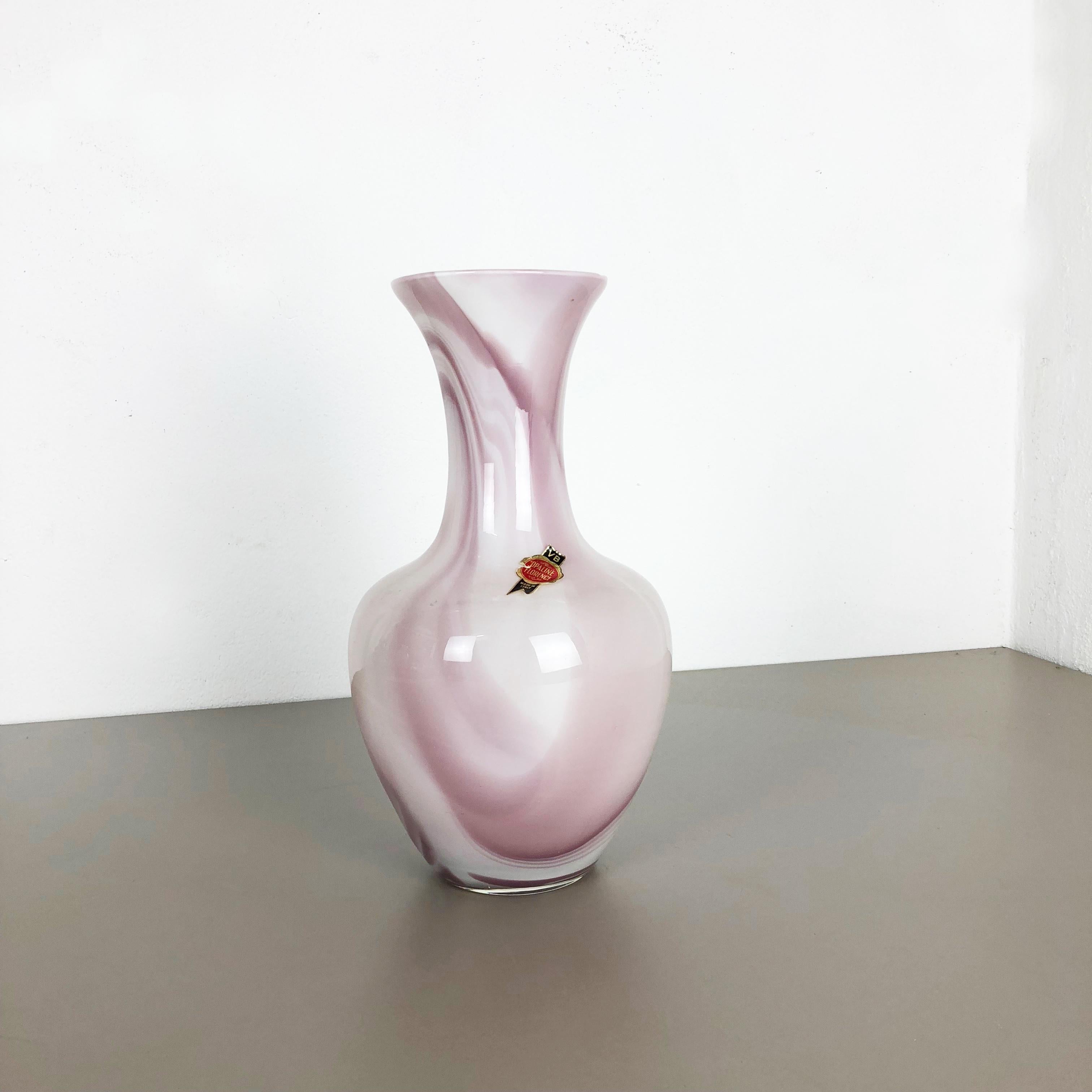 Article :

Vase Pop Art


Producteur :

Opaline Florence



Décennie :

Années 1970




Vase original soufflé à la bouche de style Pop Art des années 1970, fabriqué en Italie par Opaline Florence. Fabriqué en verre opale italien de