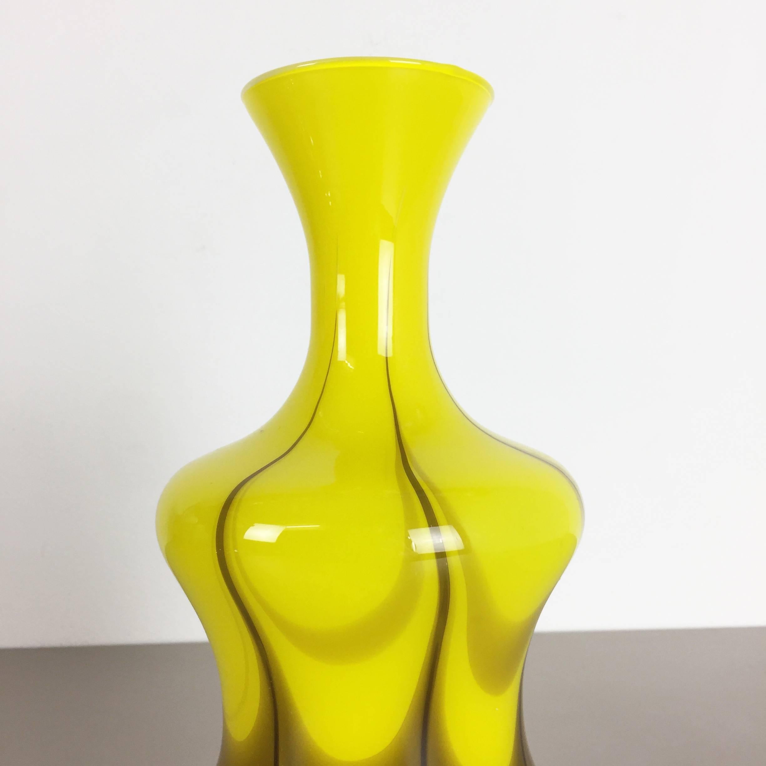 Extra Large Vintage Yellow Opaline Florence Vase Design by Carlo Moretti, Italy In Excellent Condition In Kirchlengern, DE