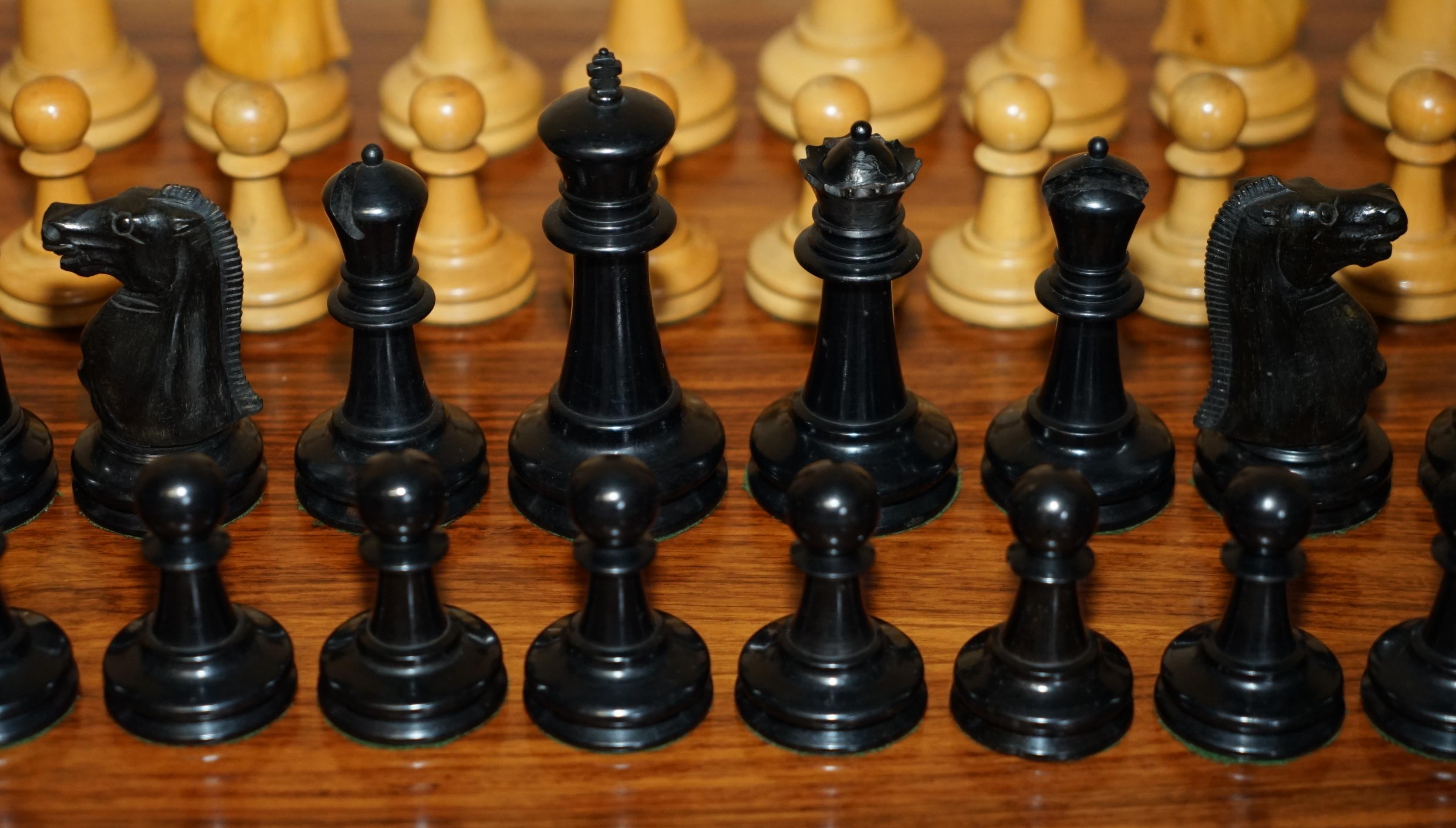 EXTRA GROSSES GEWIRKTE ANTIQUE VICTORIAN JUMBO STAUNTON CHESS SET ORIGINAL BOX im Angebot 3