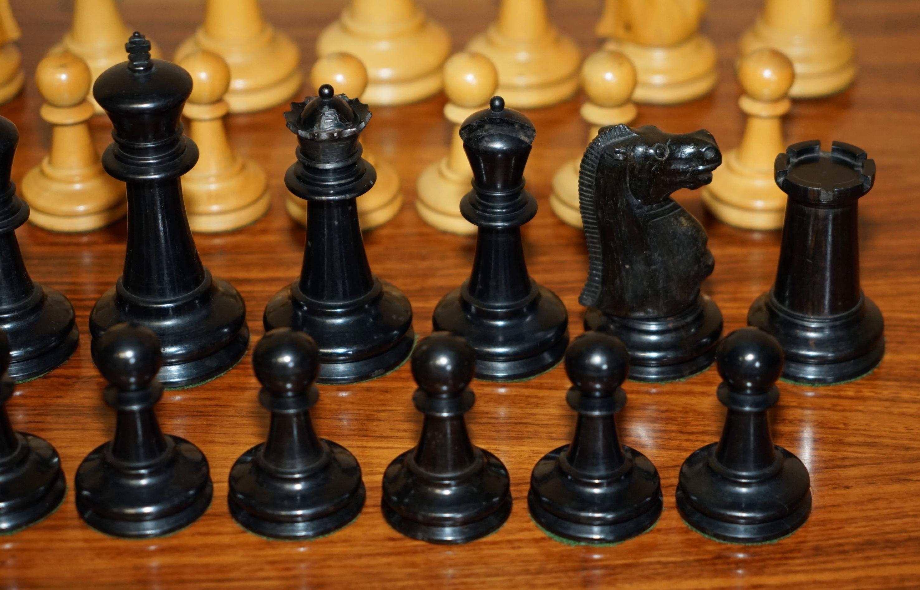 EXTRA GROSSES GEWIRKTE ANTIQUE VICTORIAN JUMBO STAUNTON CHESS SET ORIGINAL BOX im Angebot 4