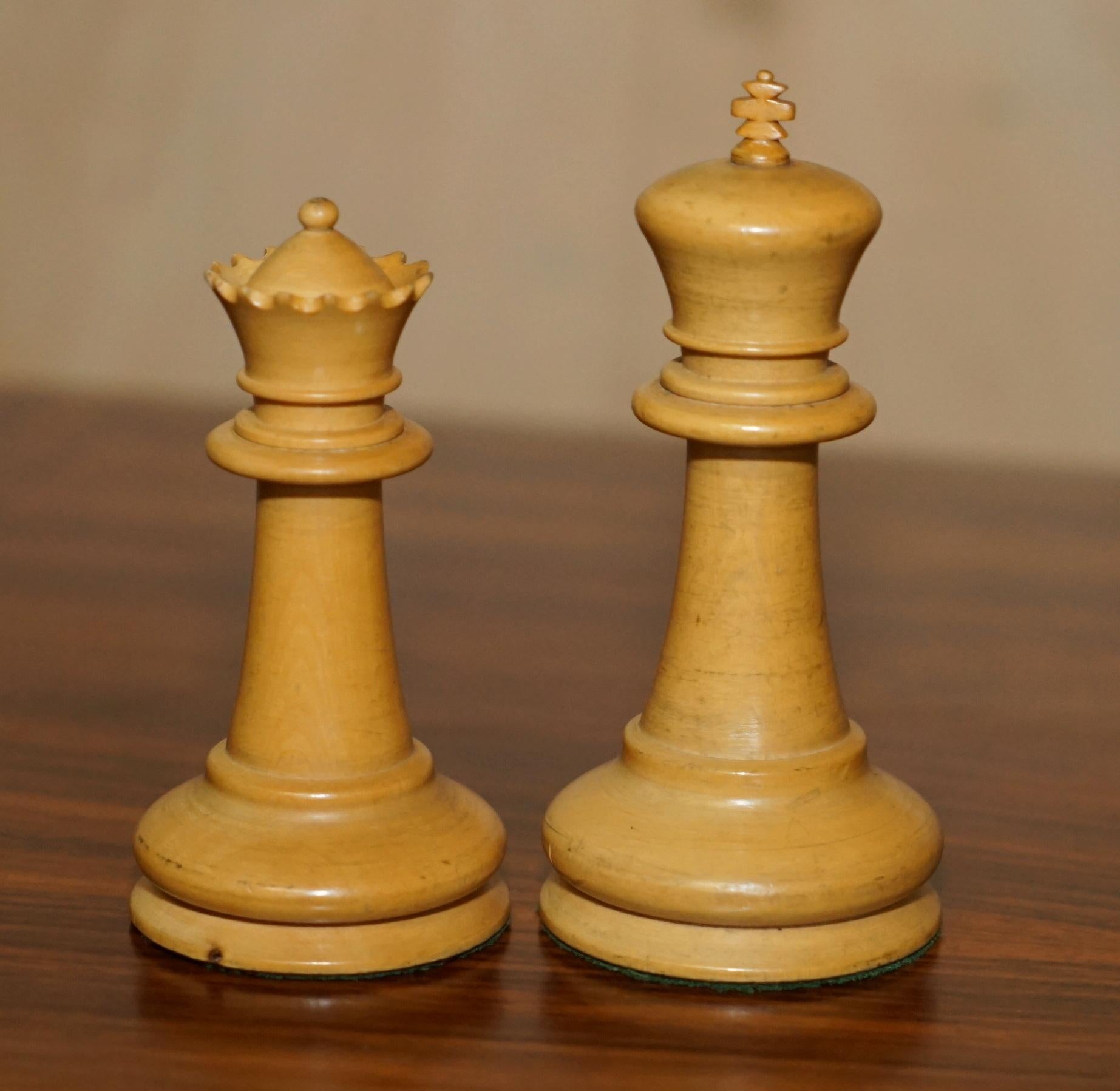 EXTRA GROSSES GEWIRKTE ANTIQUE VICTORIAN JUMBO STAUNTON CHESS SET ORIGINAL BOX im Angebot 9