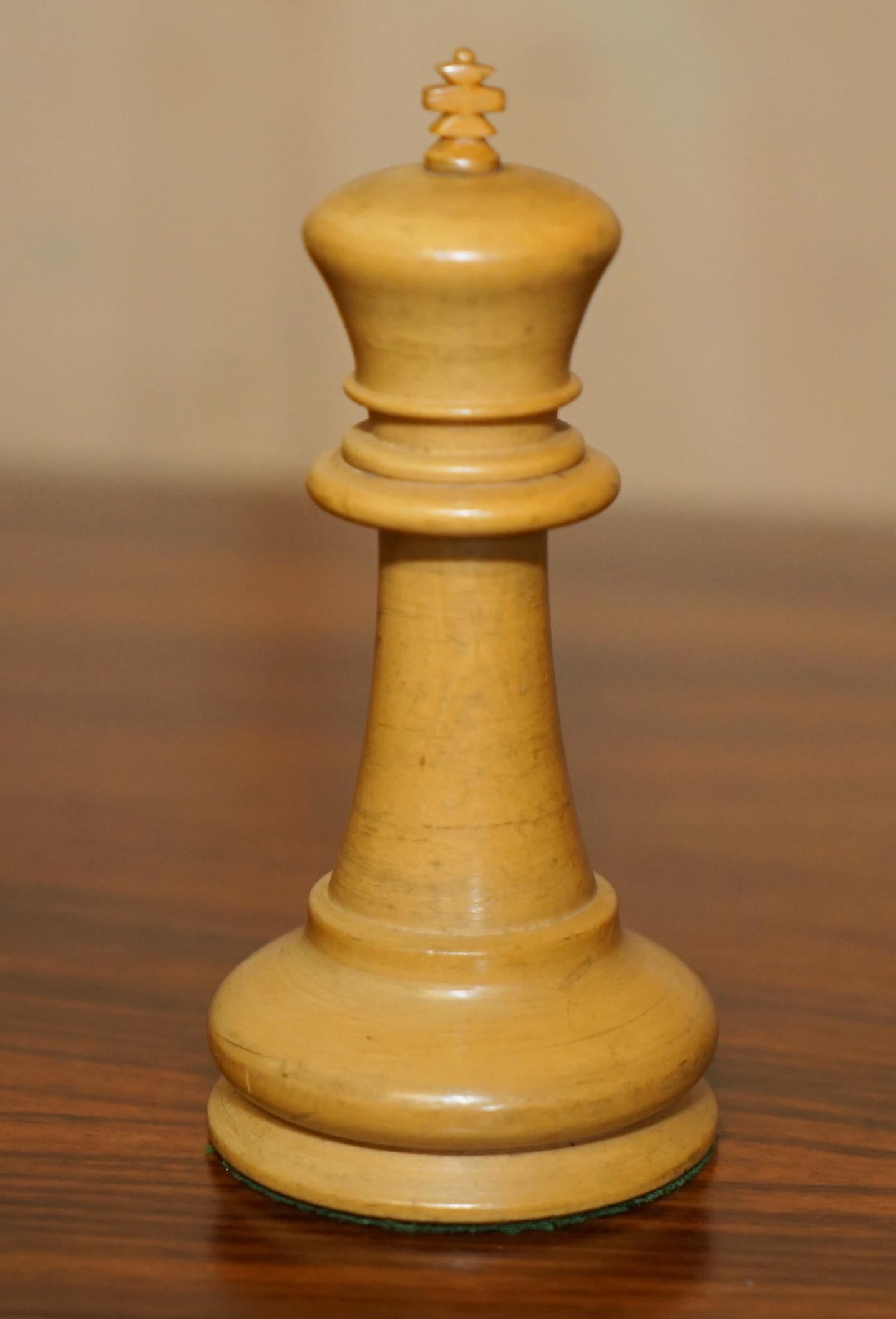 EXTRA GROSSES GEWIRKTE ANTIQUE VICTORIAN JUMBO STAUNTON CHESS SET ORIGINAL BOX im Angebot 11