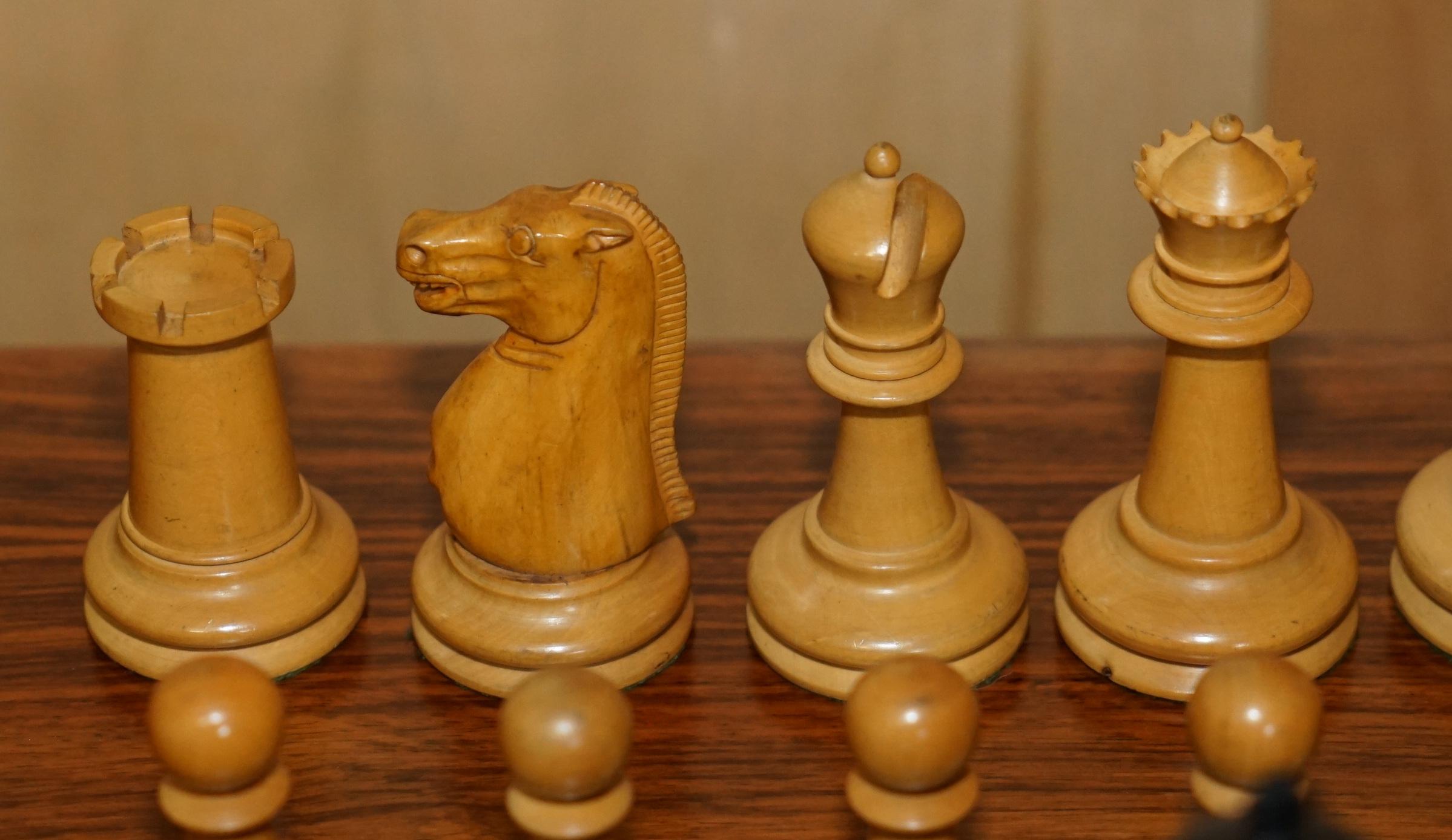 EXTRA GROSSES GEWIRKTE ANTIQUE VICTORIAN JUMBO STAUNTON CHESS SET ORIGINAL BOX im Zustand „Gut“ im Angebot in West Sussex, Pulborough