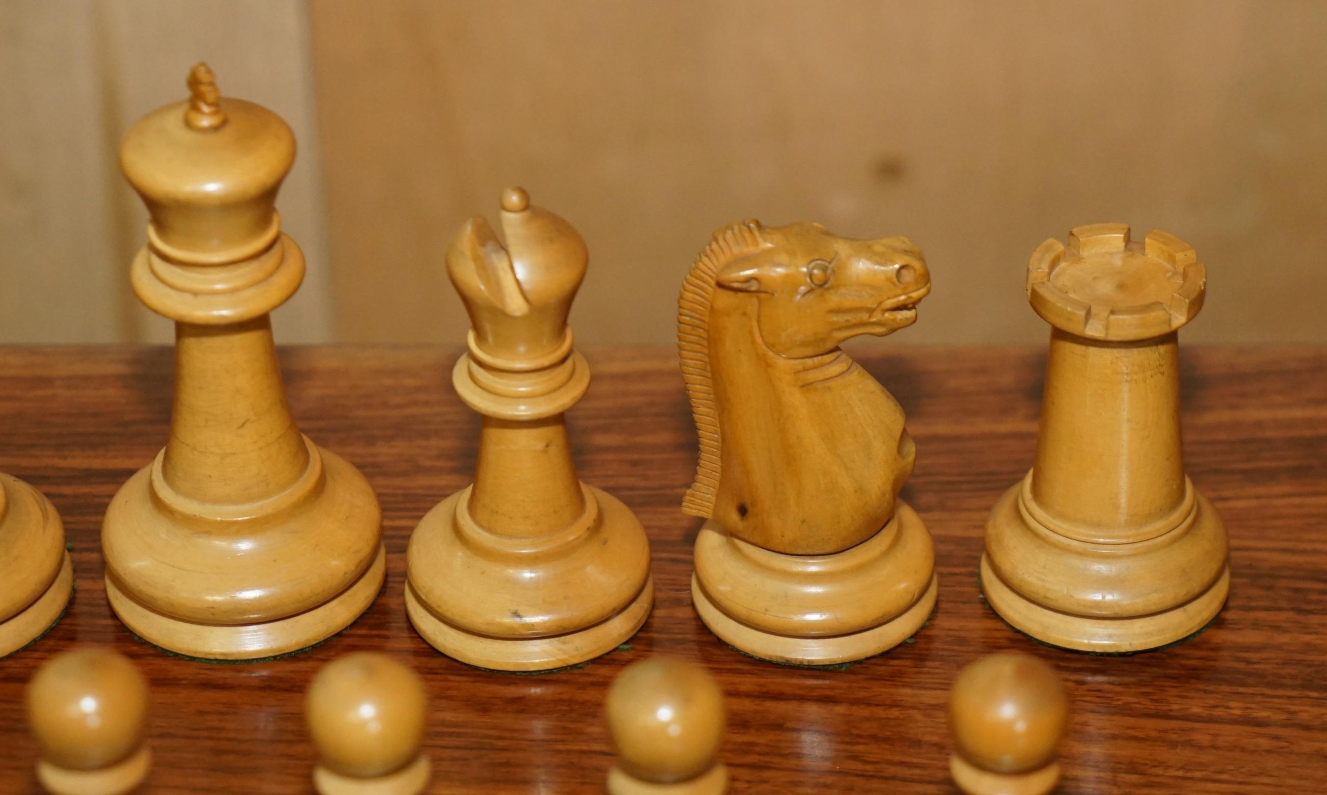 EXTRA GROSSES GEWIRKTE ANTIQUE VICTORIAN JUMBO STAUNTON CHESS SET ORIGINAL BOX (Hartholz) im Angebot