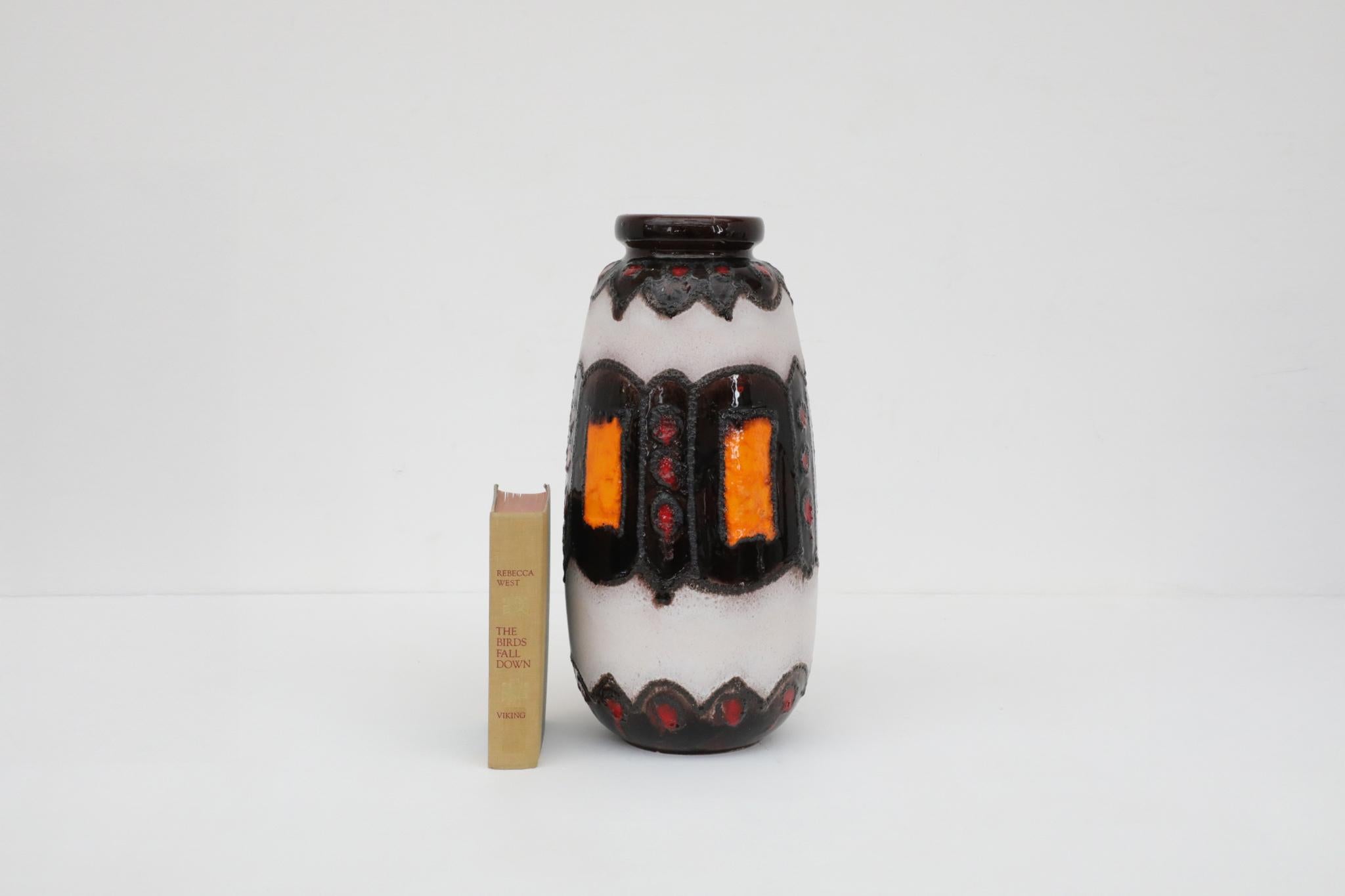 Questo bellissimo vaso degli anni '70 è stato prodotto dall'acclamato produttore di ceramiche della Germania occidentale Scheurich. Il vaso presenta un interessante motivo di smalti in una ricca tavolozza di arancione, marrone, rosso e bianco ed è