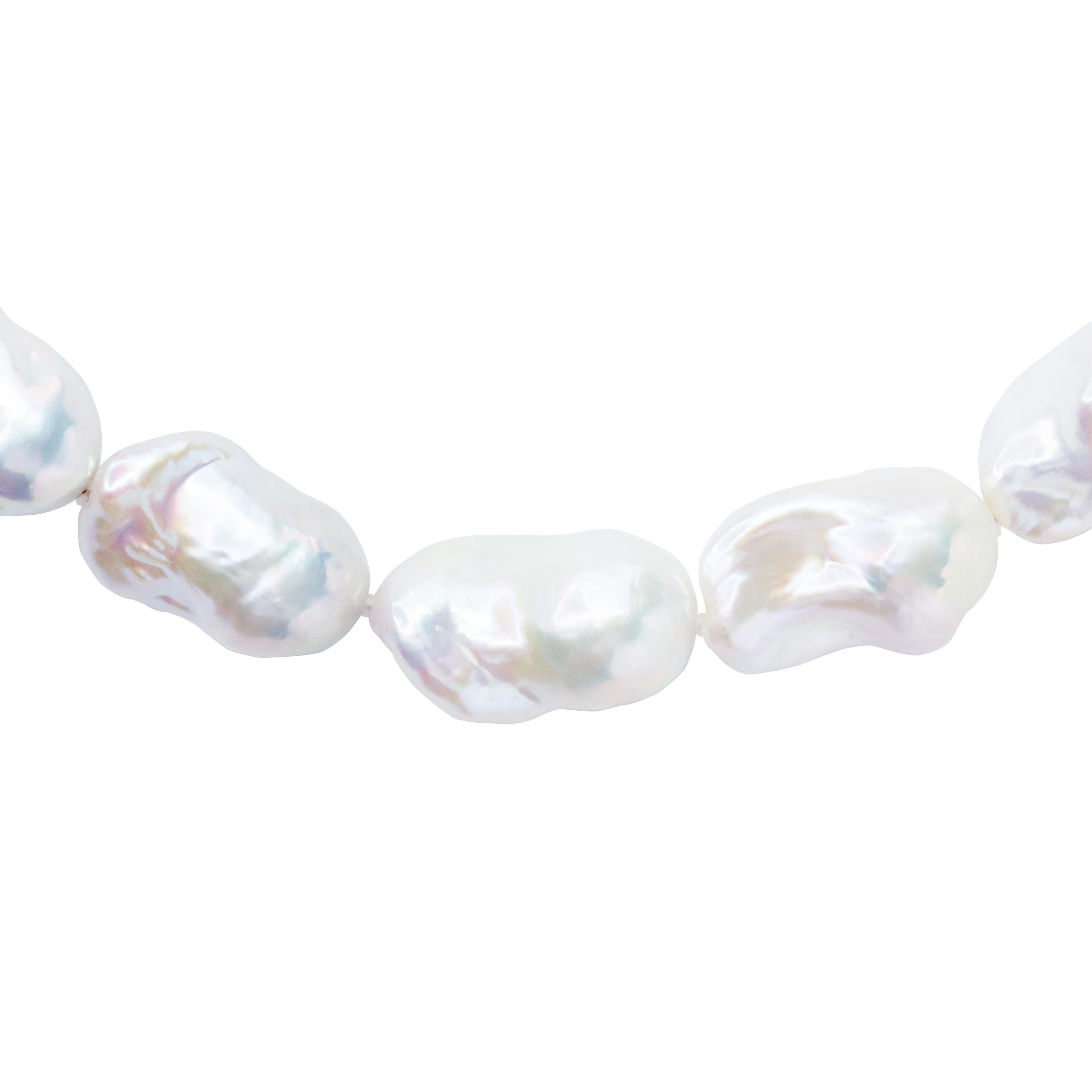 Collar extragrande de perlas barrocas blancas y oro de 18 quilates II -by Bombyx House en venta 4