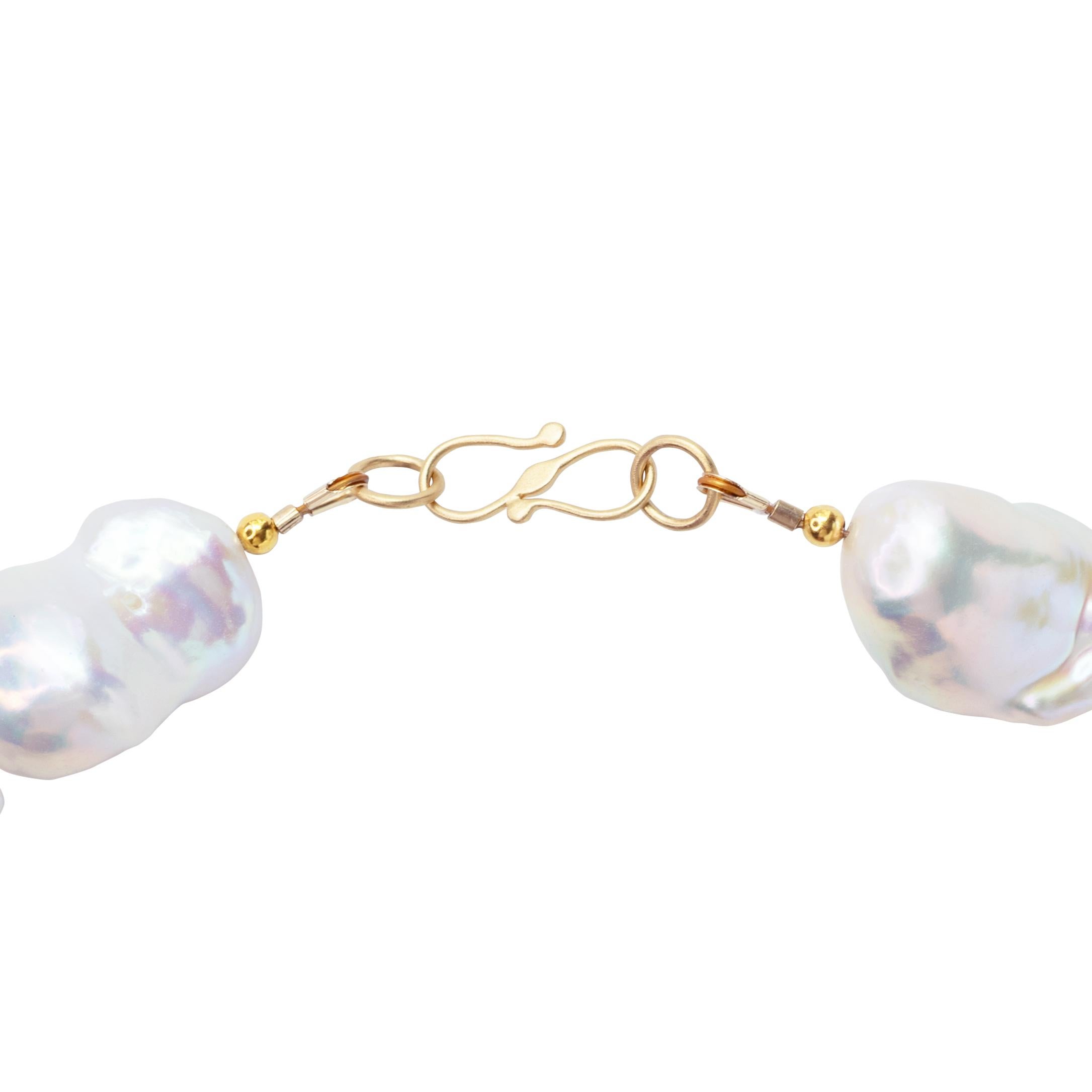Collar extragrande de perlas barrocas blancas y oro de 18 quilates II -by Bombyx House en venta 5