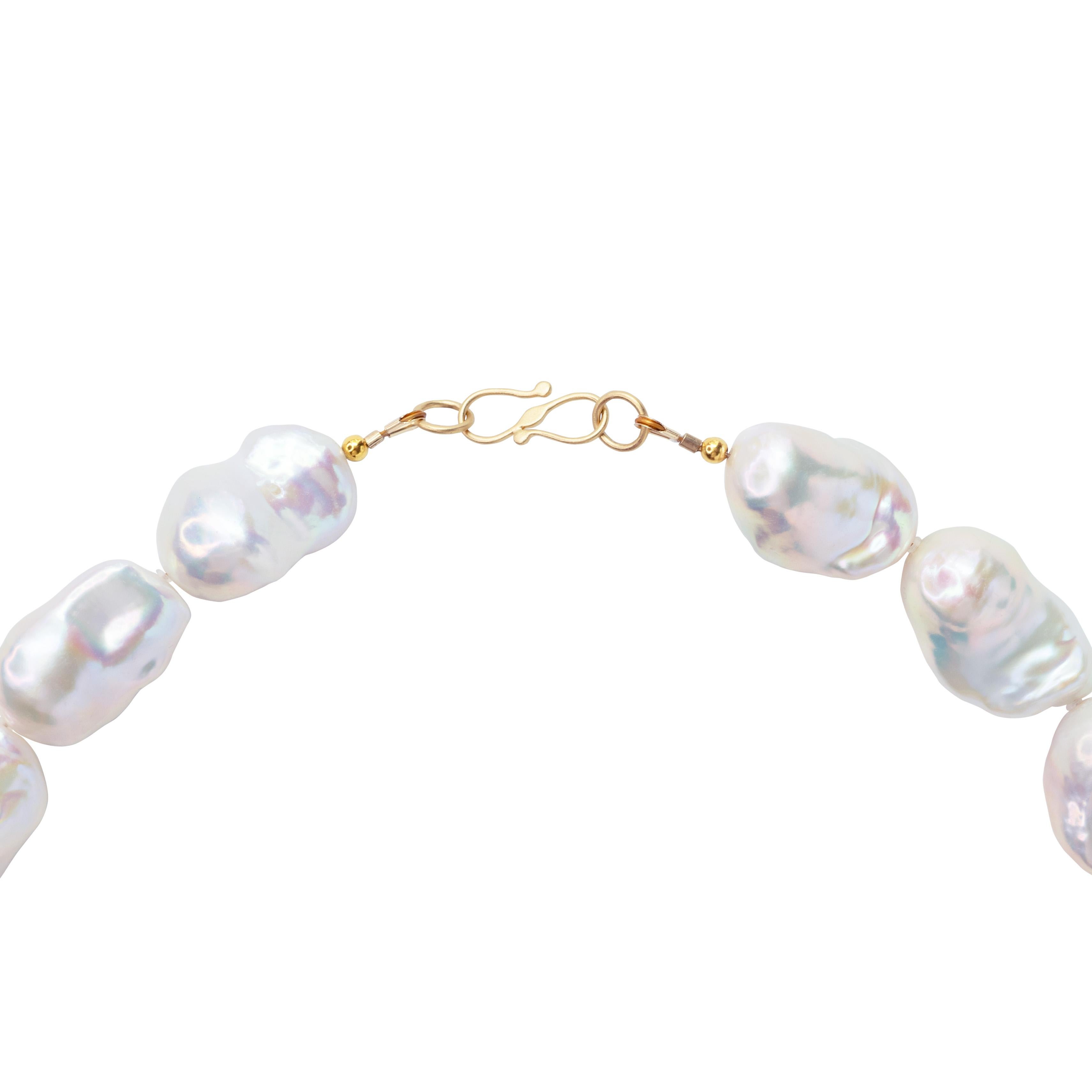 Collar extragrande de perlas barrocas blancas y oro de 18 quilates II -by Bombyx House Artesano en venta