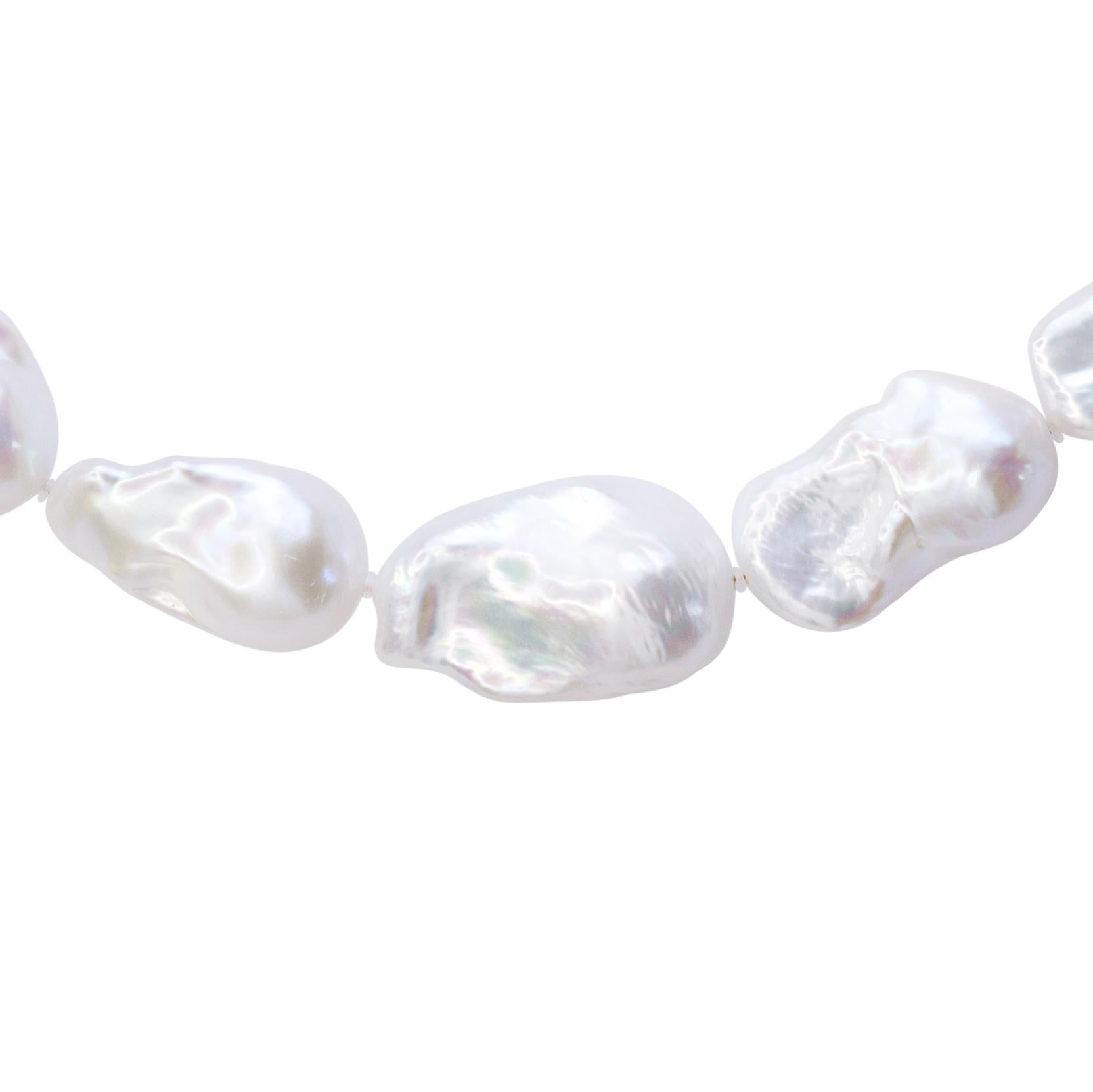 Collar extragrande de perlas barrocas blancas y oro de 18 quilates II -by Bombyx House Cuenta en venta