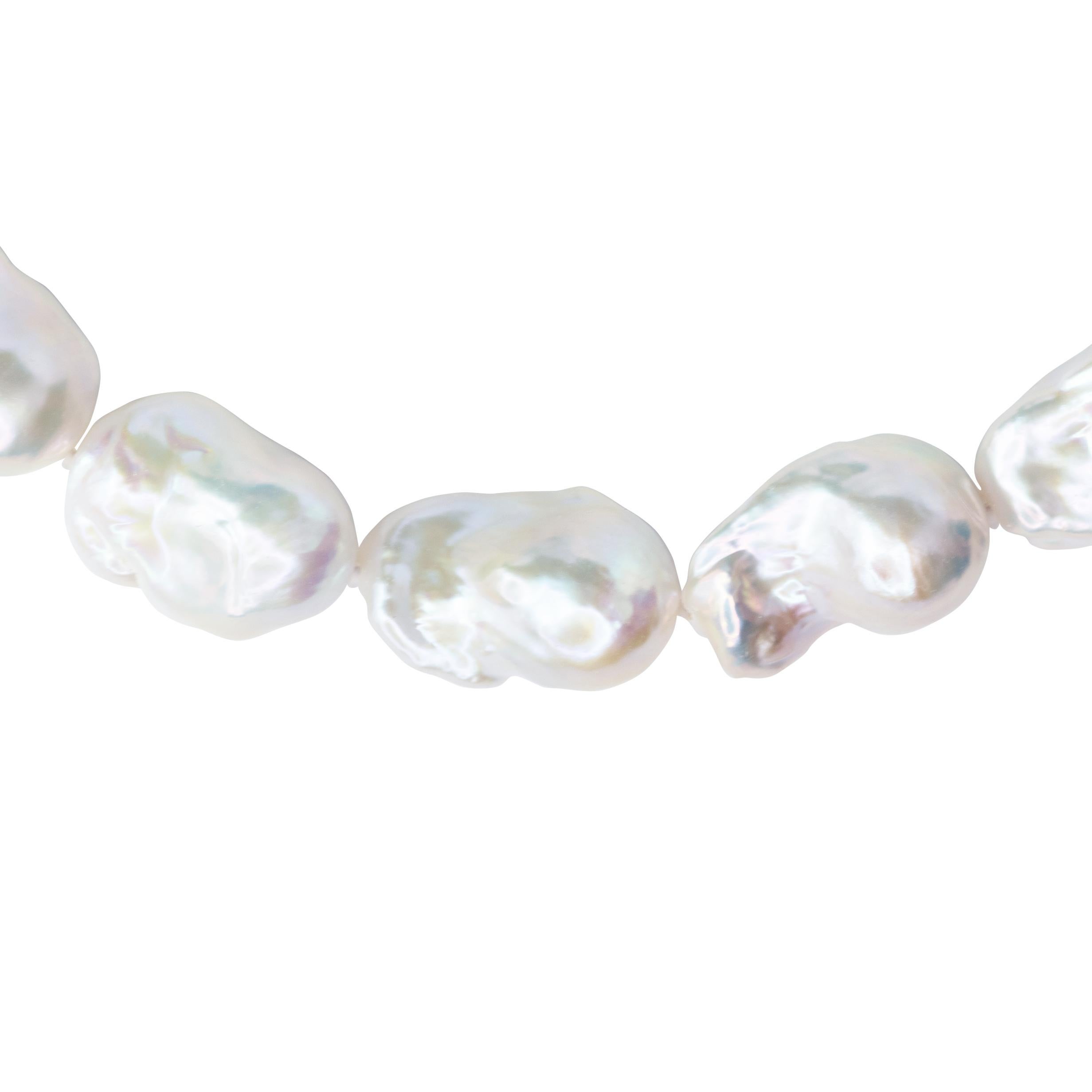 Collar extragrande de perlas barrocas blancas y oro de 18 quilates II -by Bombyx House en venta 2