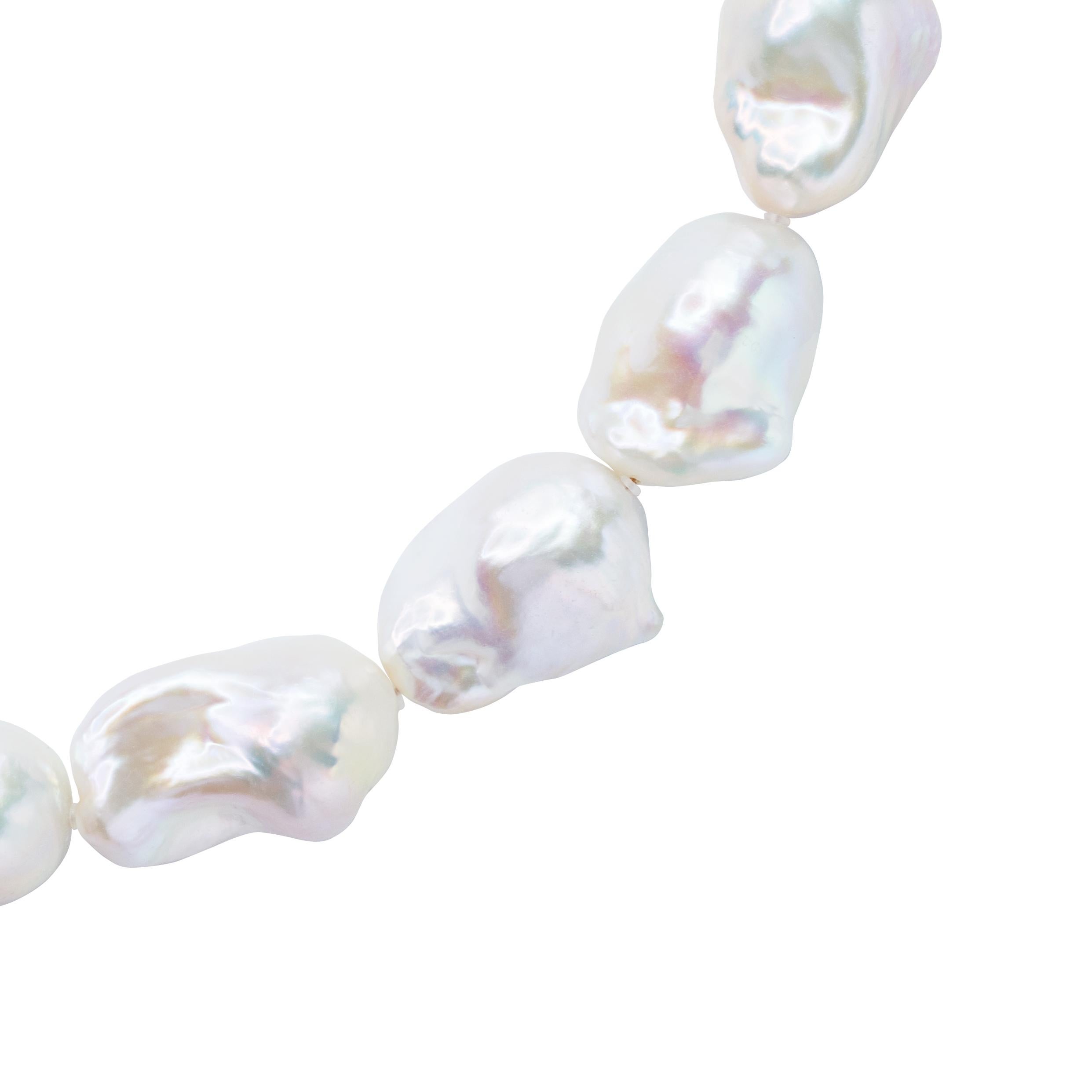 Collar extragrande de perlas barrocas blancas y oro de 18 quilates II -by Bombyx House en venta 3