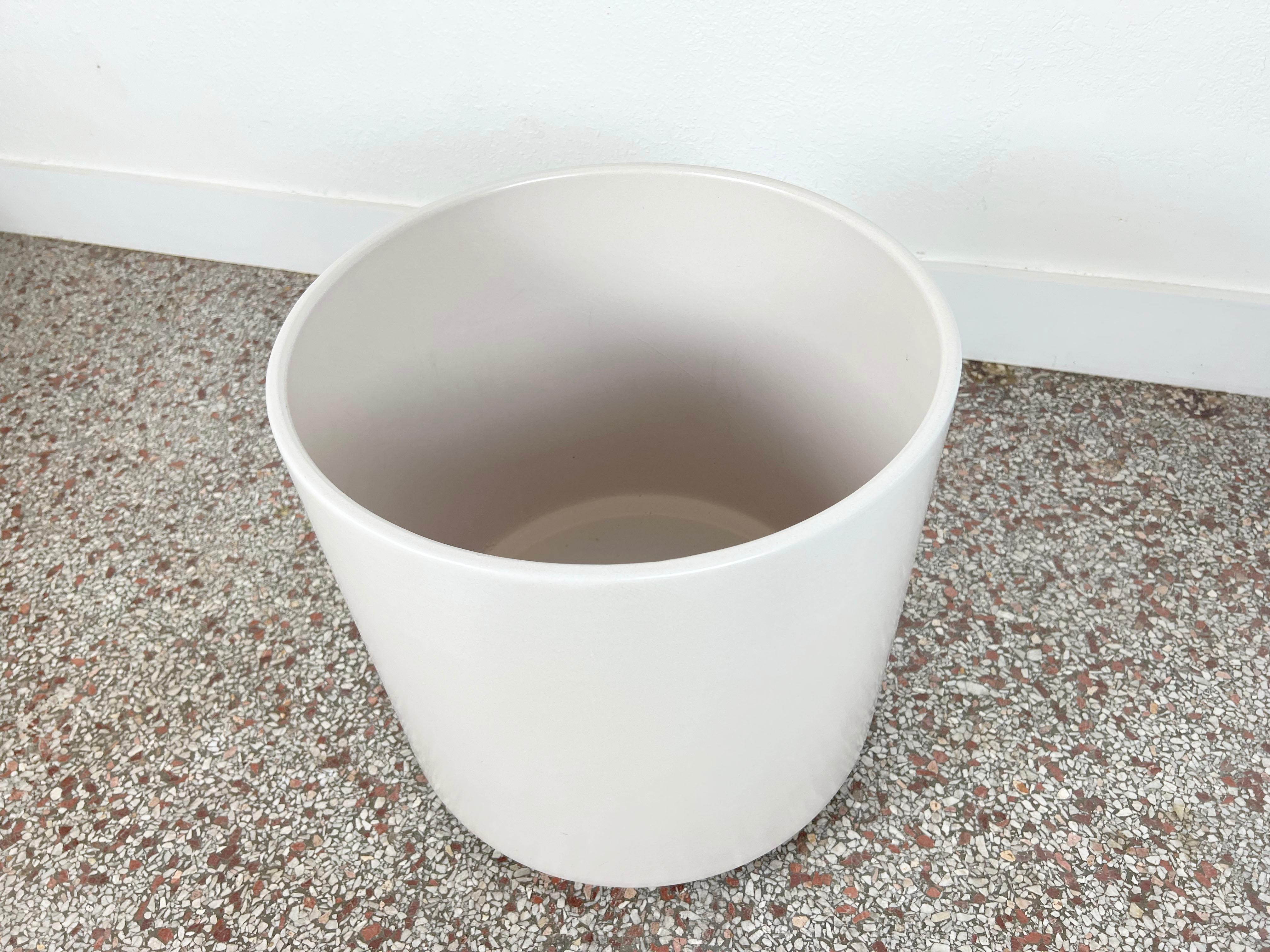 Extra large vintage matte off-white glazed ceramic planter by Gainey Ceramics. Can be used indoors or outdoors and has a knock-out relief on bottom that can be utilized for drainage.

Manufacturer: Gainey Ceramics

Origin: La Verne, California.