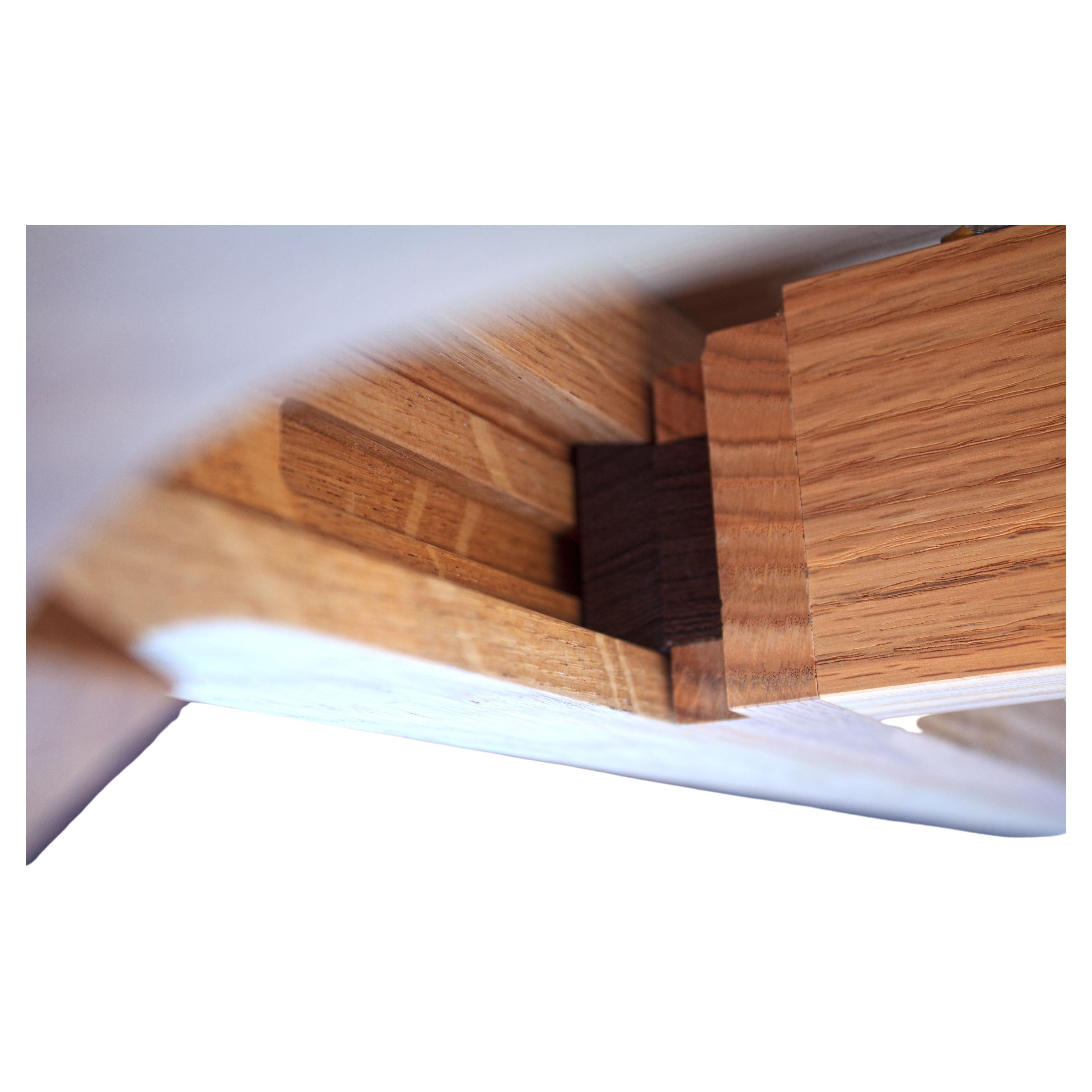 Nina es una elegante mesa larga minimalista, un producto artesanal de gran habilidad. Refleja la filosofía de diseño de nuestro estudio: revelar un artesano excepcionalmente hábil con un objeto ligero, de estética atemporal, con líneas funcionales y
