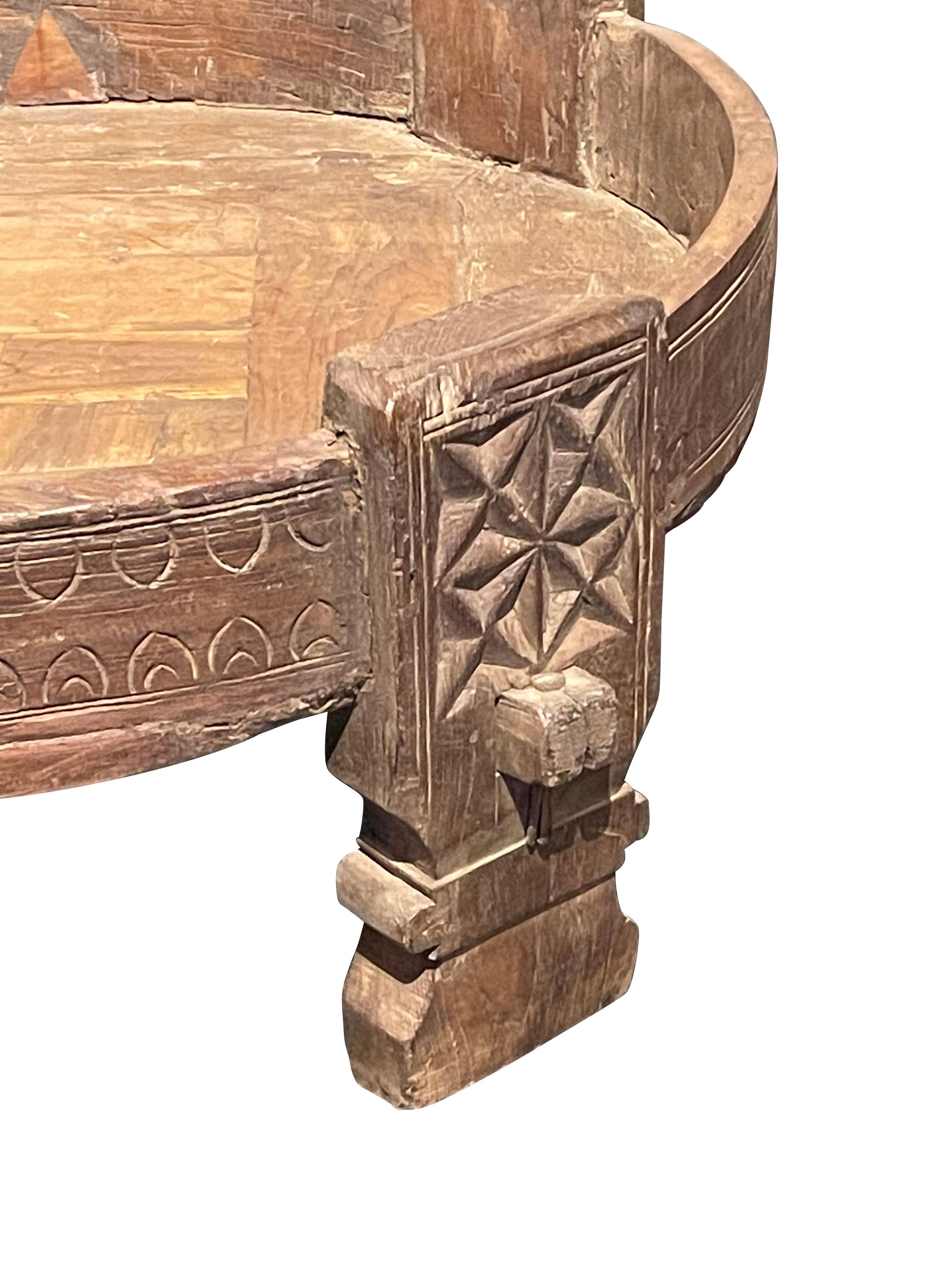 Indische große, runde Holzschale mit Fuß aus dem 19. Jahrhundert.
Bügelbesatz.
Vier Beine.
Dekorative Schnitzereien an den Beinen und an der Außenseite der Schale.