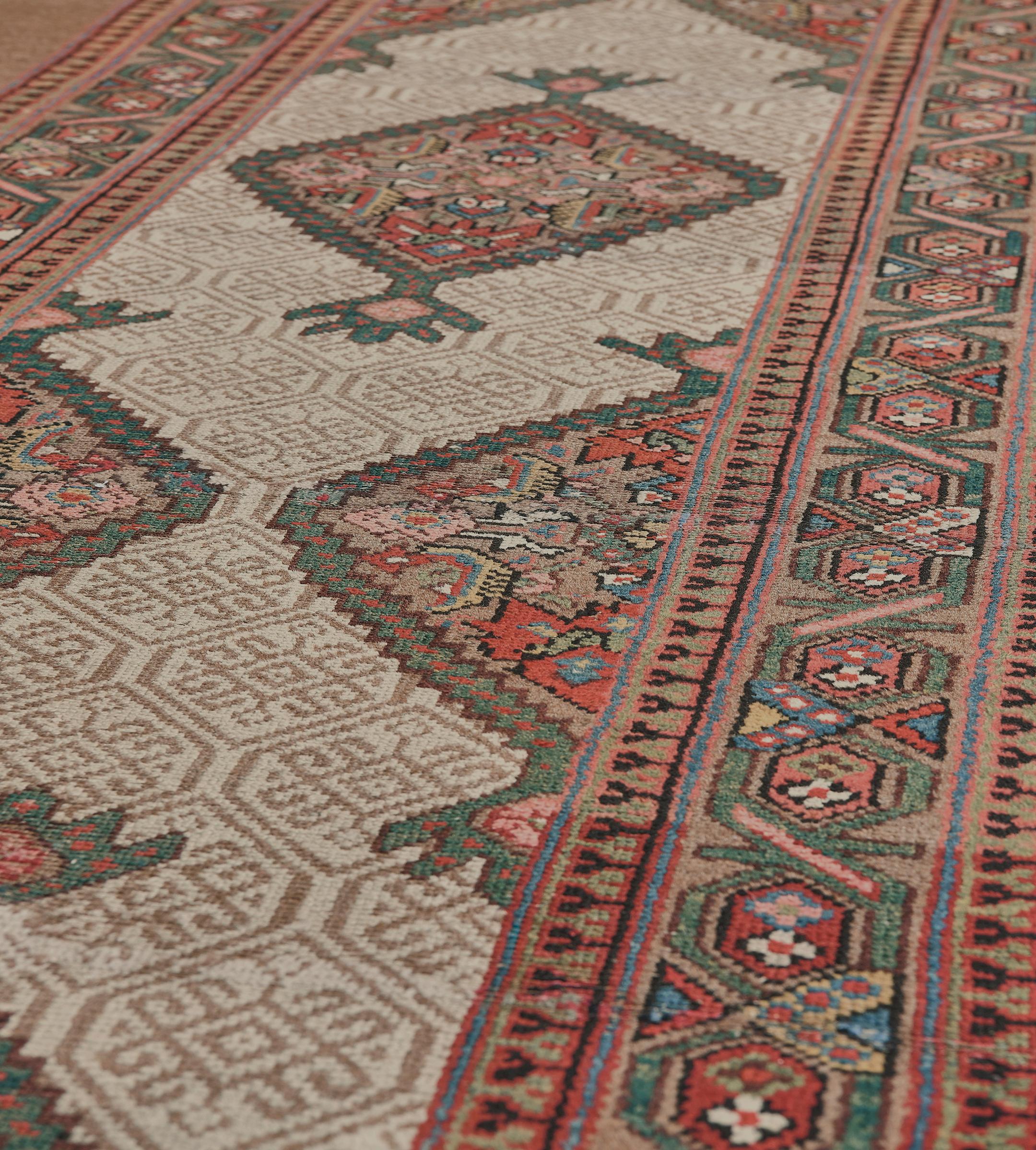 Lana Runner Serab persiano a gradini extra-lungo in lana antico tessuto a mano del CIRCA 1900 in vendita