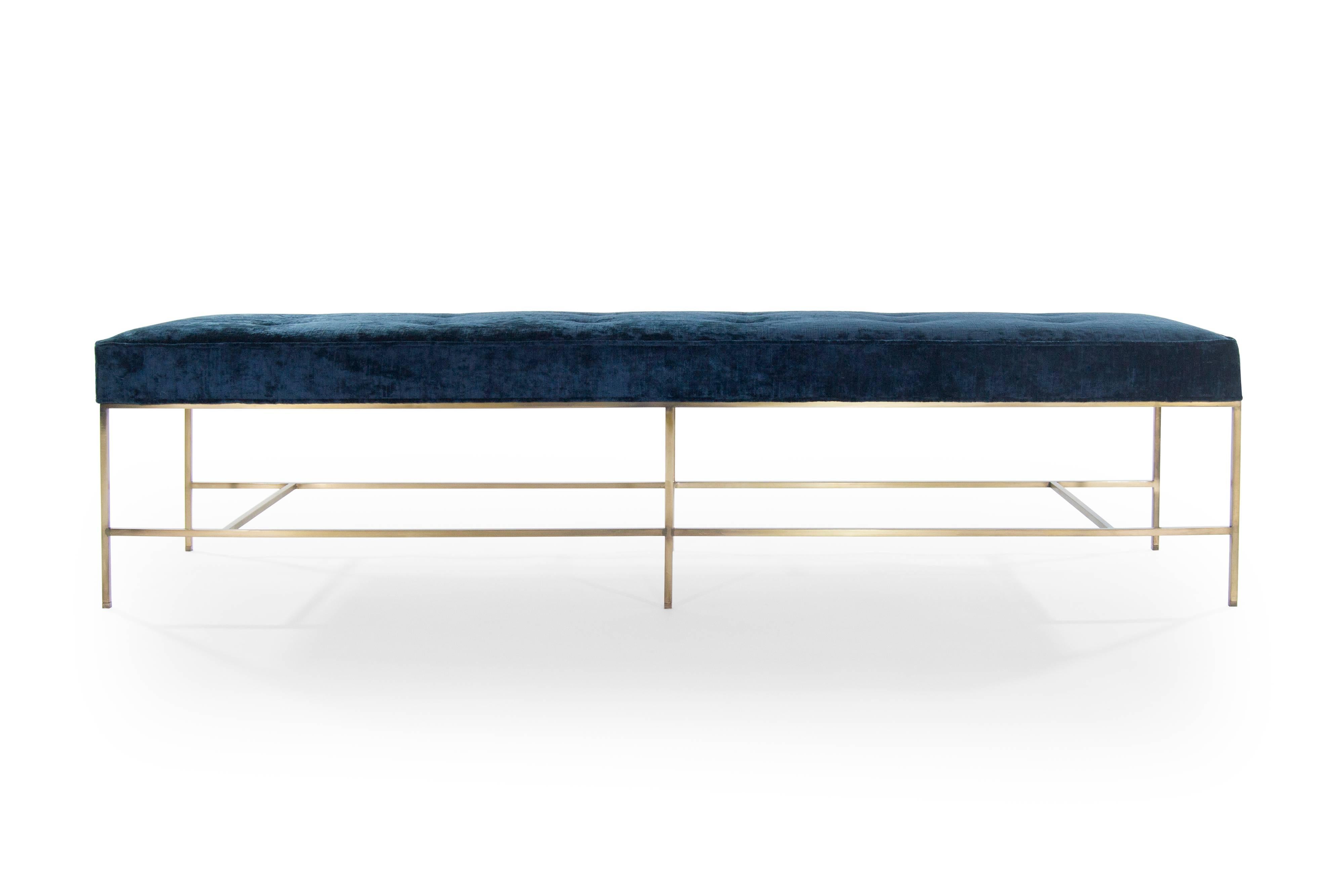 Die Architectural Bench von Carlos Solano für Stamford Modern ist eine elegante und anspruchsvolle Ergänzung für jeden modernen Raum. Diese sorgfältig aus einer Ganzmetallkonstruktion gefertigte Bank verkörpert die Essenz des minimalistischen