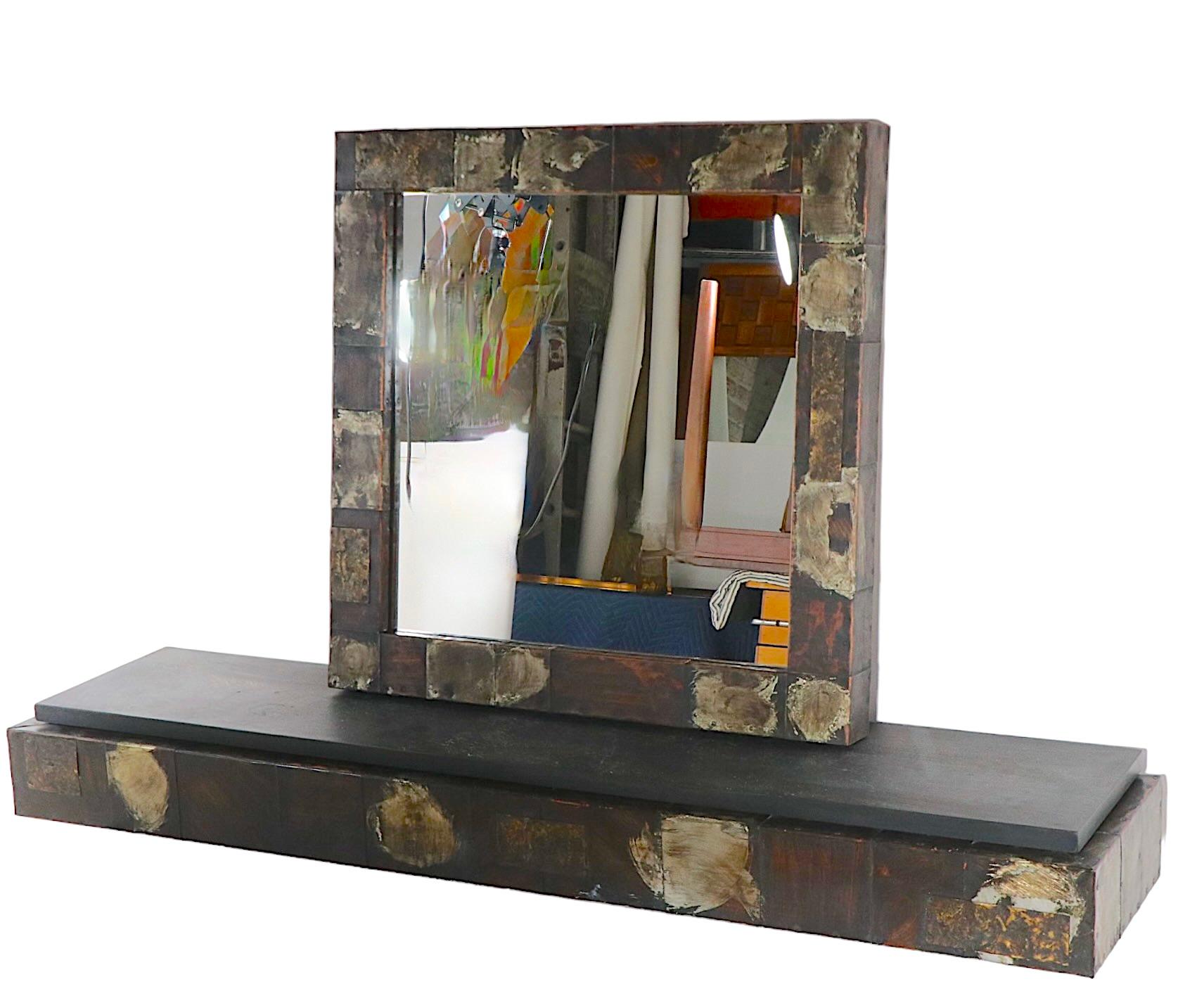 Klassische Paul Evans Brutalist-Konsole mit Schieferplatte und passendem Spiegel mit Patchwork-Metallrahmen. Dieses Set enthält das schwer zu findende extra lange (60 Zoll) Wandregal und den dazu passenden Original-Wandspiegel. Beide Stücke sind in