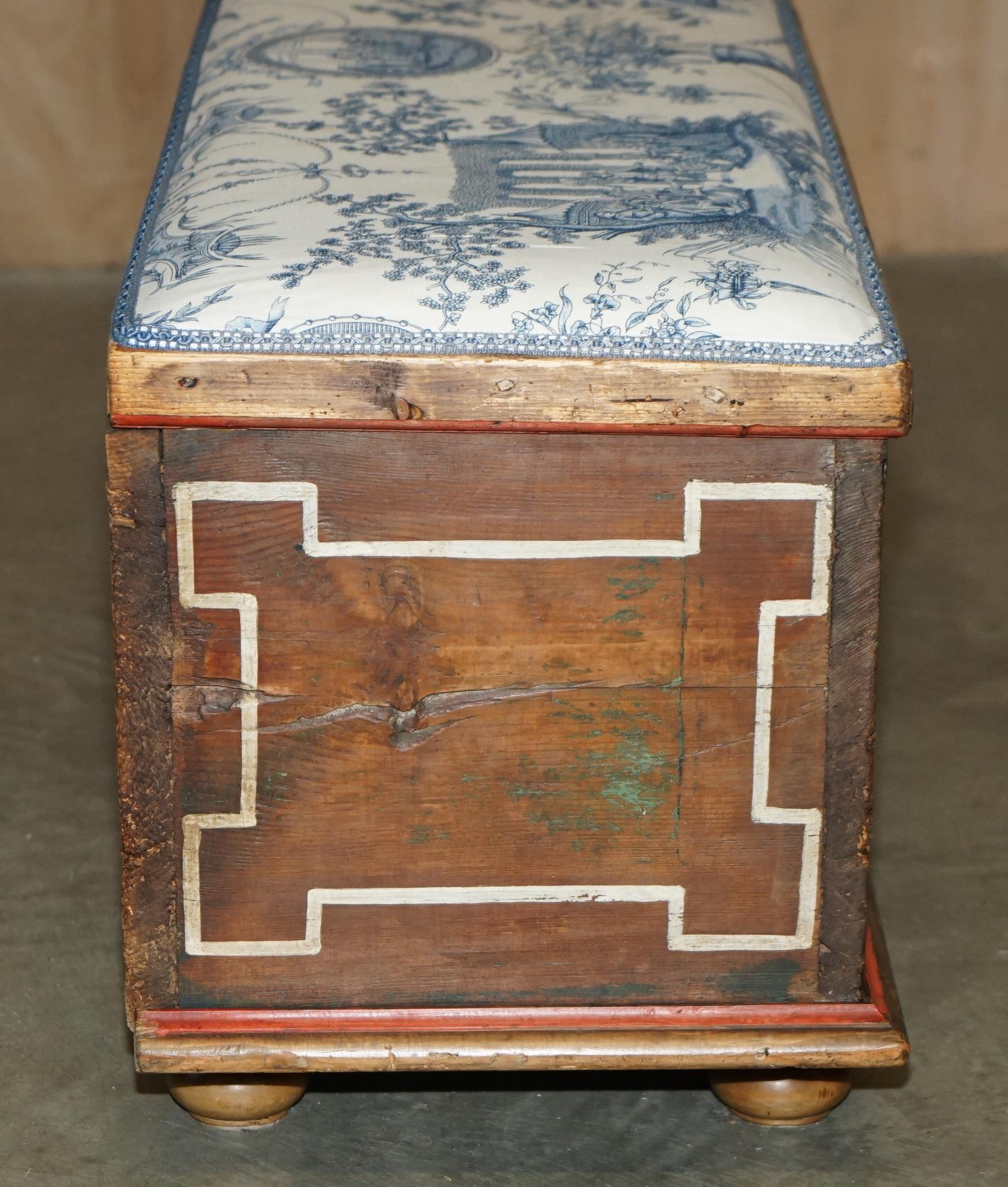 EXTRA LONG CIRCA 1840 HAND PAiNTED COFFER TRUNK CHEST USED AS HALL BENCH SEATING For Sale 4
