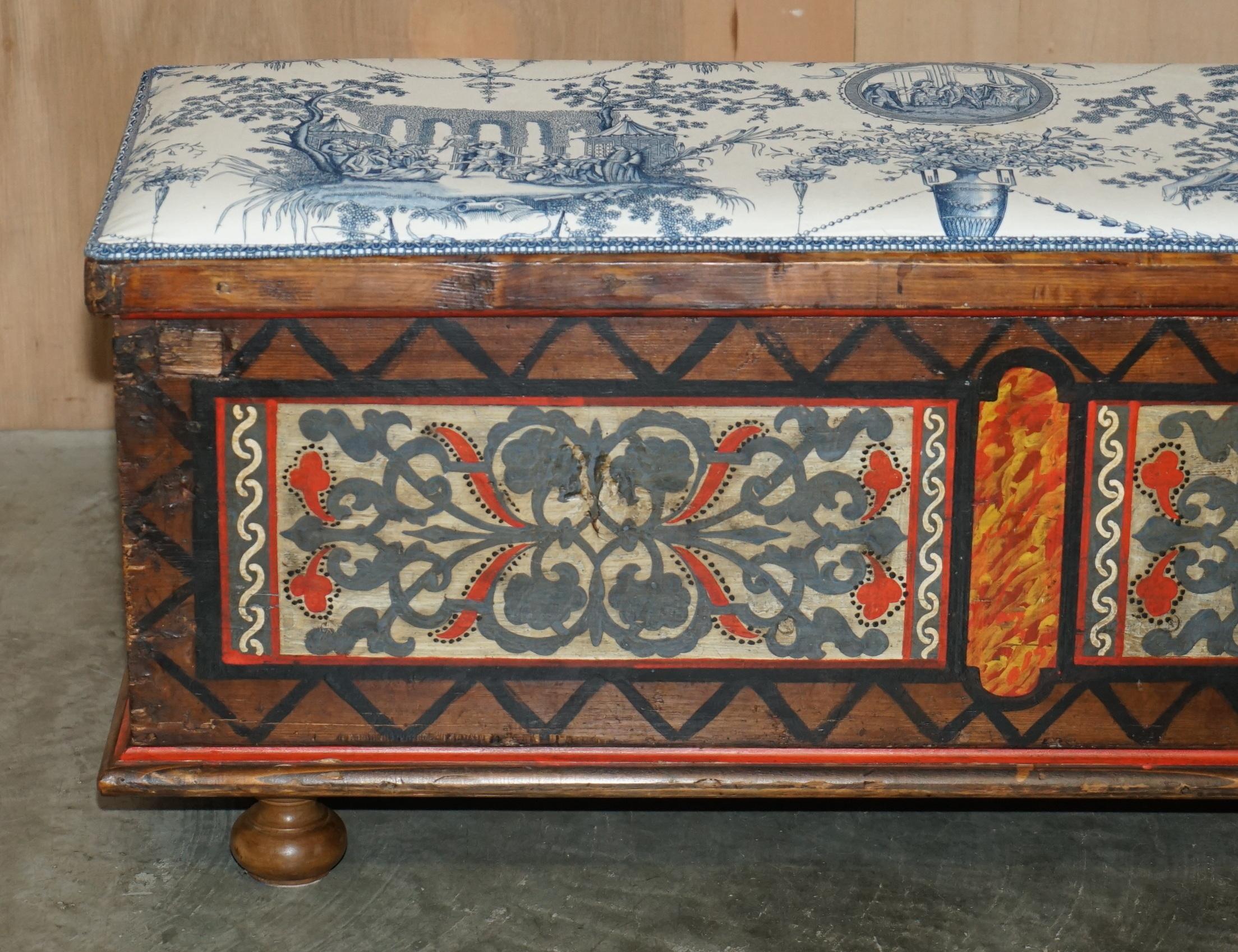 EXTRA lange CIRCA 1840 HAND PAiNTED COFFER TRUNK CHEST Used AS HALL BENCH SEATING (Europäisch) im Angebot